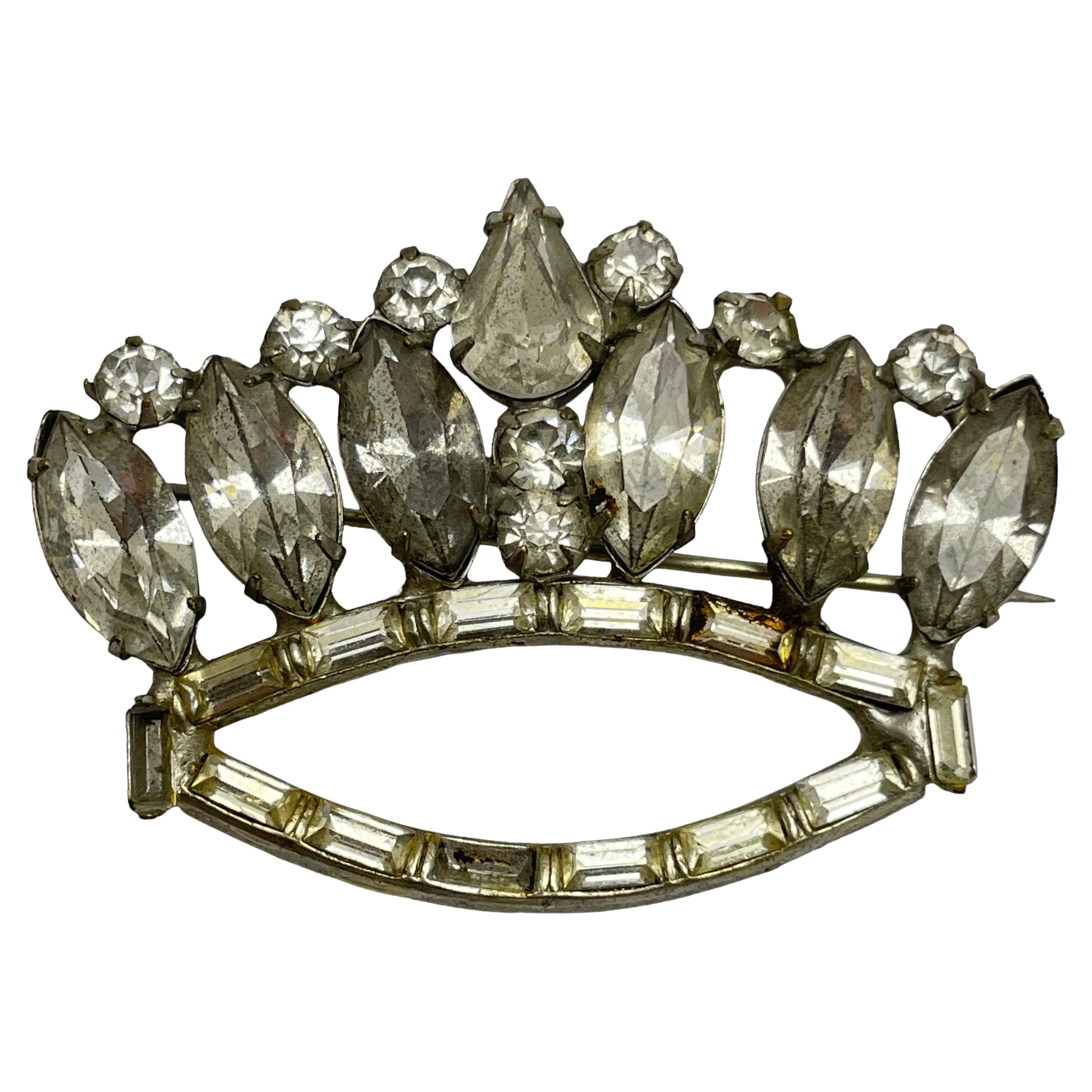 Vintage silver tone rhinestone crown designer brooch For Sale