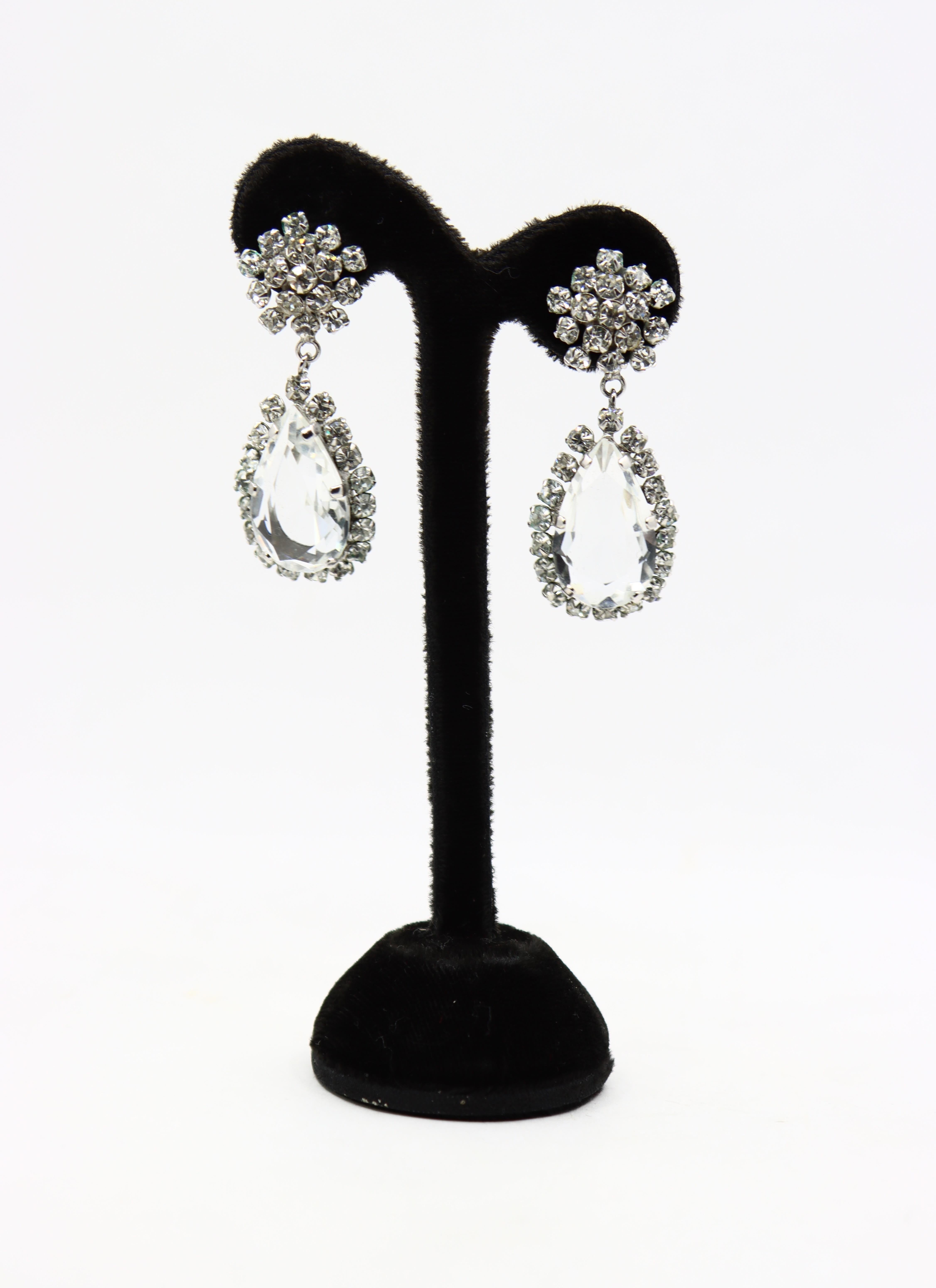 Vintage Silber Ton Strass Kristall Ohrringe im Zustand „Gut“ im Angebot in Flushing, NY