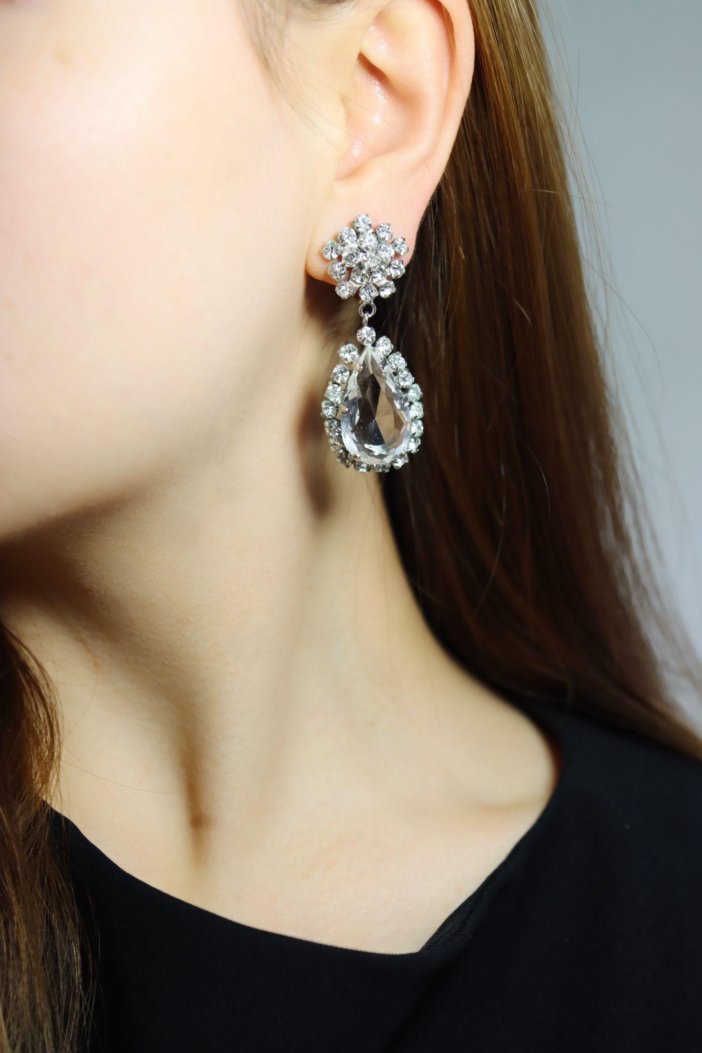 Vintage Silber Ton Strass Kristall Ohrringe

Ungefähre Abmessungen:
5,2 cm (Länge) 
2,2 cm (Breite)
Gewicht: 19,4 Gramm.


** Diamanten und Farbsteine werden so weit gemessen, wie es die Fassungen zulassen, da wir in der Regel keine Steine entfernen