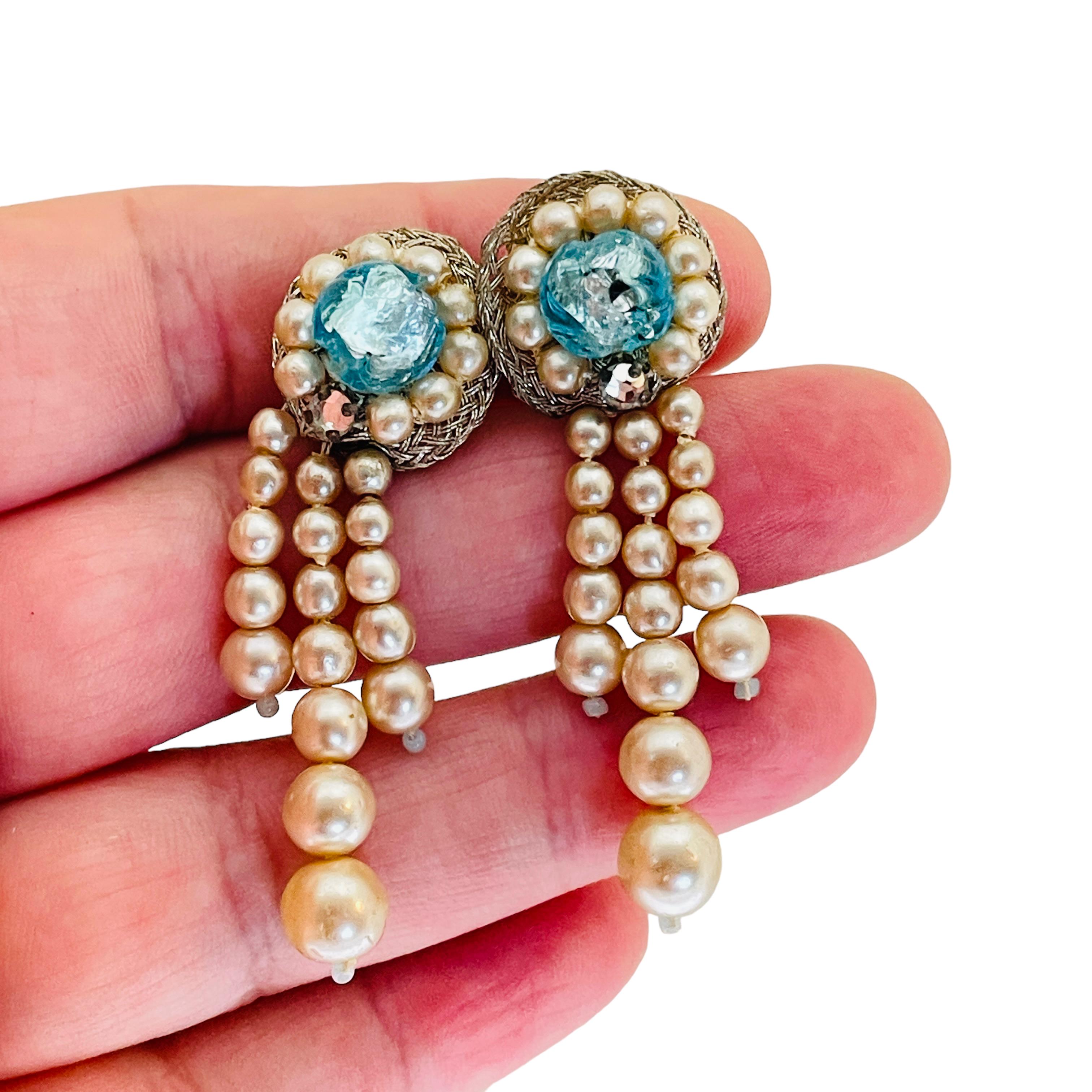 DETAILS

- • ohne Vorzeichen

- • silberfarben mit Glassteinen

- • Vintage-Designer-Ohrringe  

MASSNAHMEN  

- • 

CONDIT

- •  sehr guter Vintage-Zustand mit minimalen Gebrauchsspuren 

 Sku 33

❤️❤️   VINTAGE-DESIGNER-SCHMUCK   ❤️❤️

❤️❤️ 