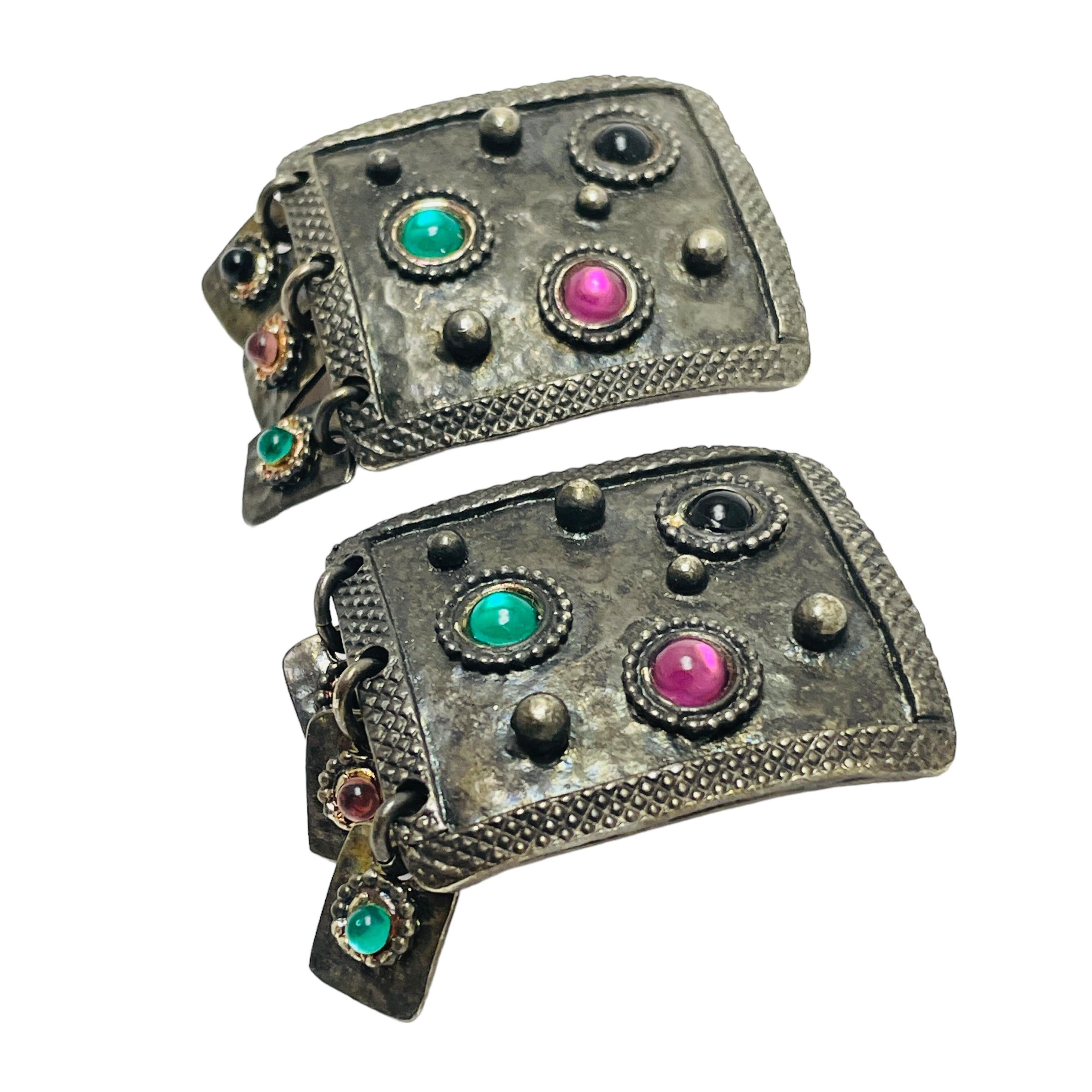 DETALLES

- sin signo 

- tono plateado con brillantes

- pendientes vintage de diseño

MEDIDAS  

- 

CONDICIÓN

-  muy buen estado vintage con mínimos signos de desgaste 

 Código 46

❤️❤️  JOYAS DE DISEÑO VINTAGE ❤️❤️

❤️❤️  BOUTIQUE DE ALEXANDER