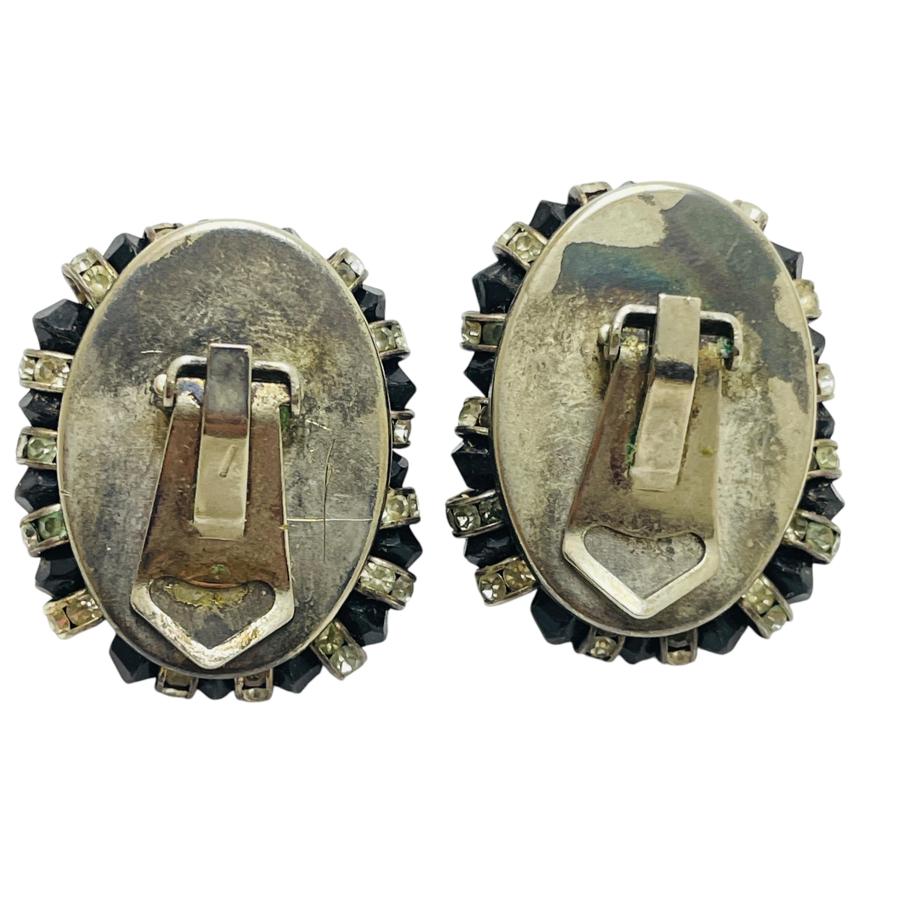 Vintage silver tone rhinestones glass beads designer runway clip on earrings In Good Condition For Sale In Palos Hills, IL