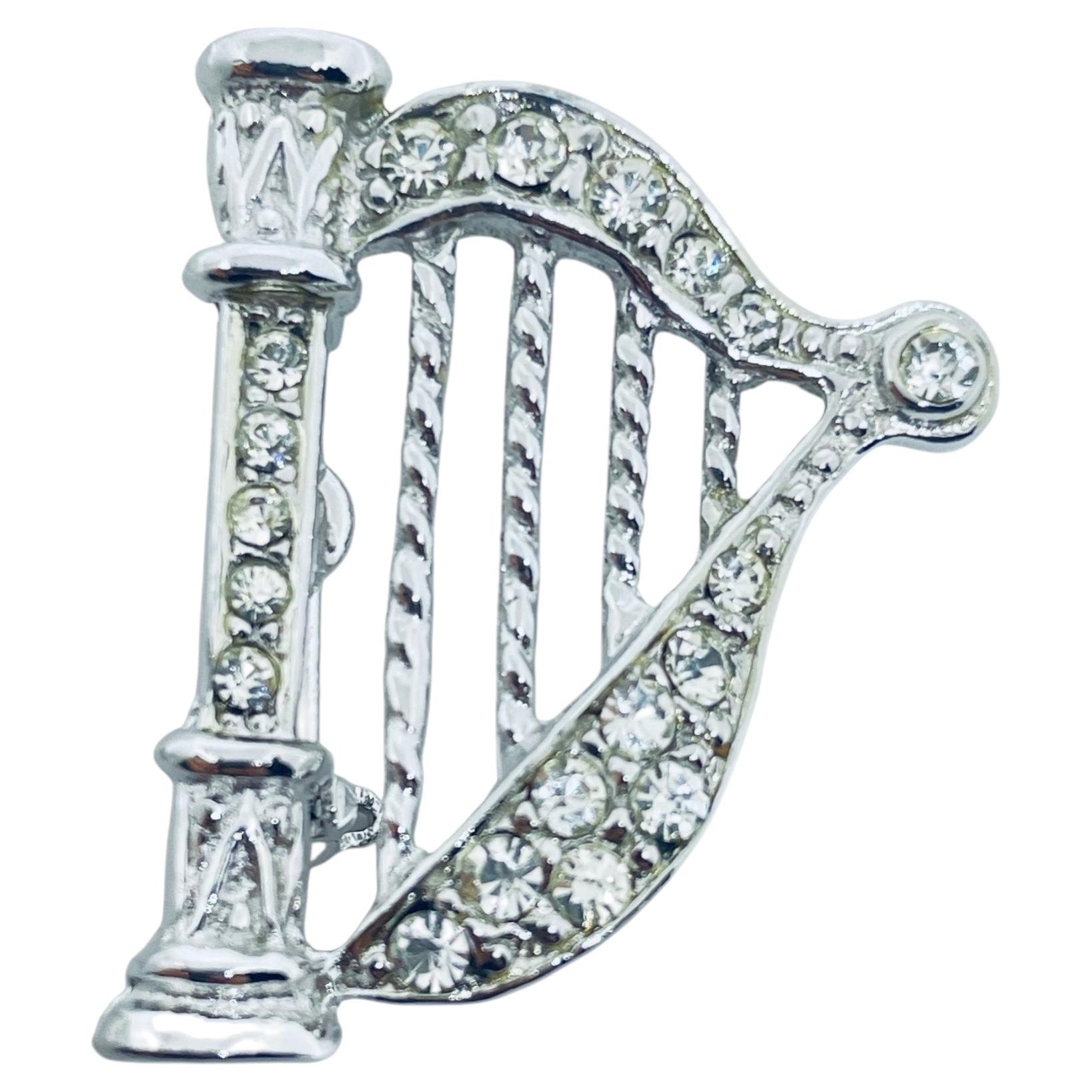 Broche de créateur vintage en forme de harpe, couleur argent, ornée de strass