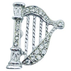 Broche de créateur vintage en forme de harpe, couleur argent, ornée de strass