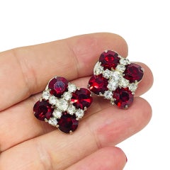 Boucles d'oreilles à clip de créateur vintage, en verre rouge rubis, avec strass, finition argentée
