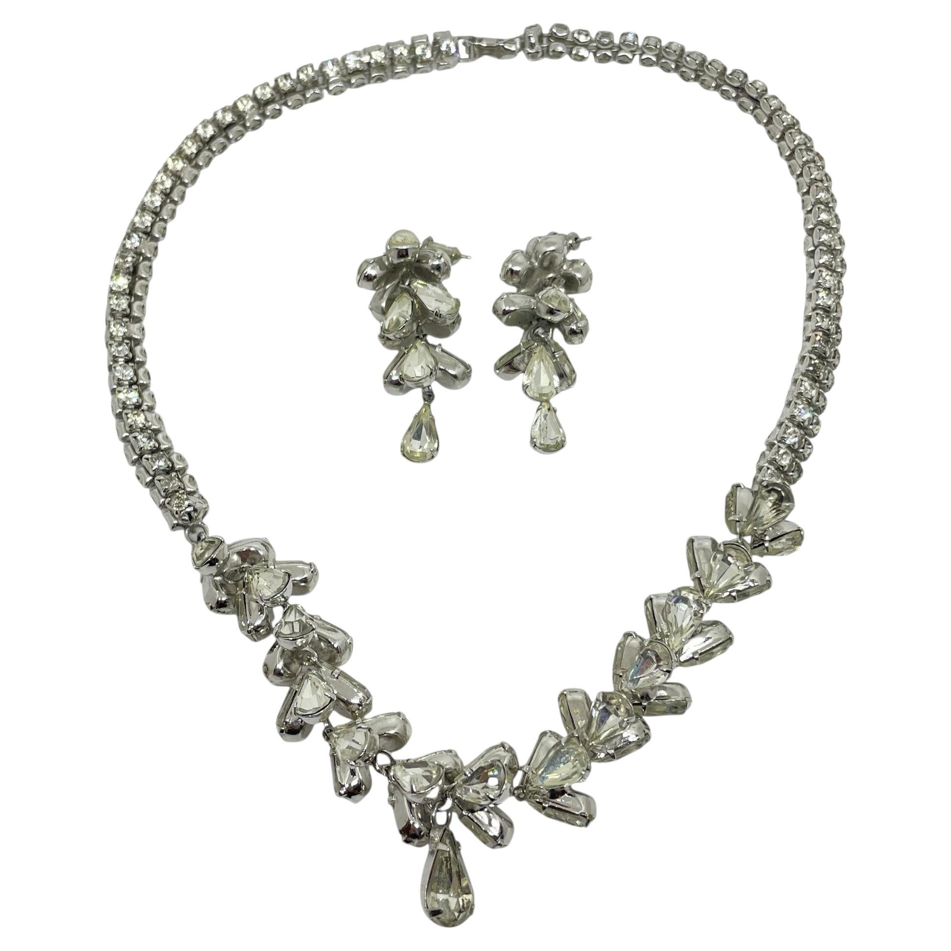Set di orecchini e collane di design con strass a goccia in tonalità argento vintage