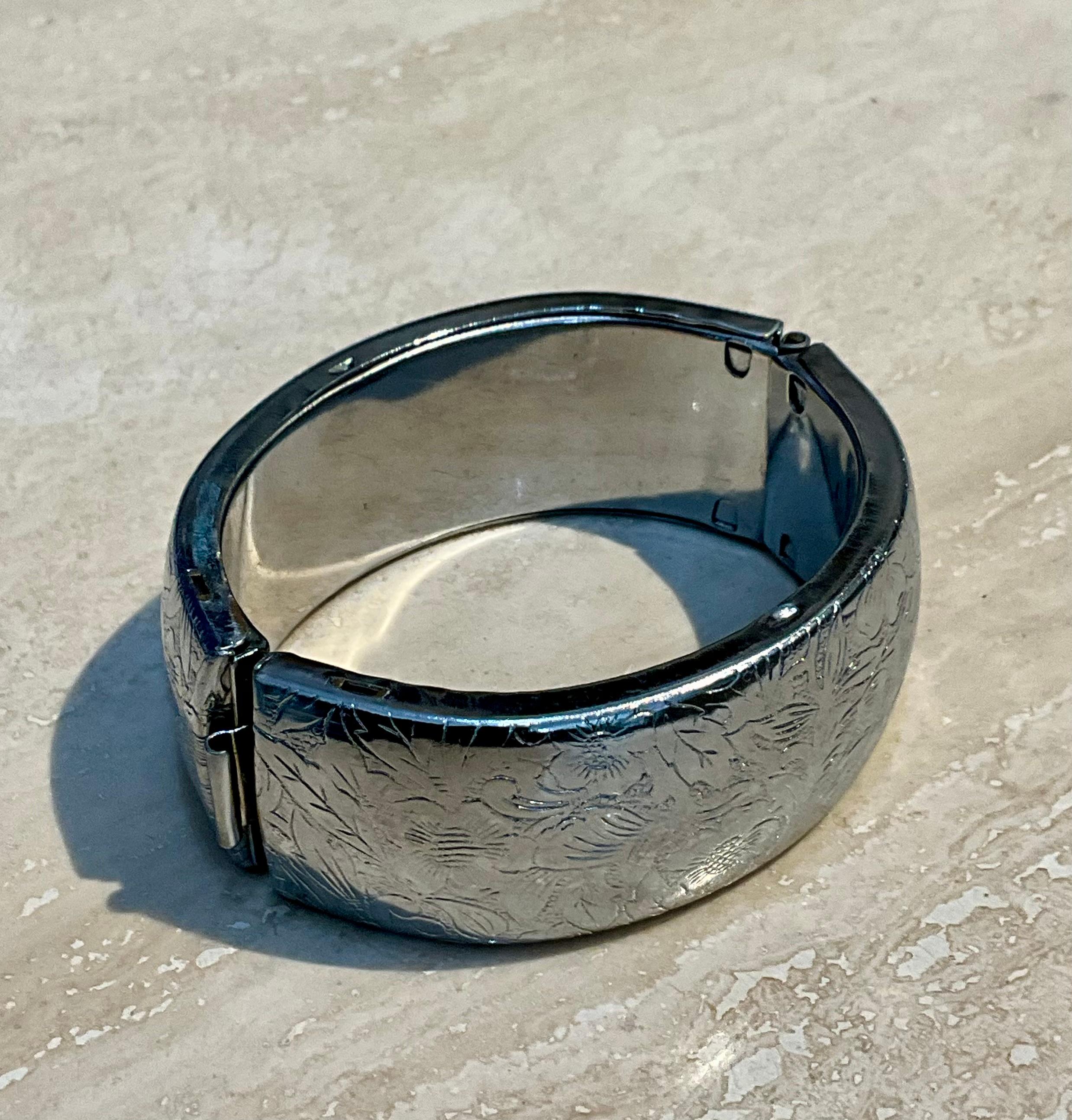 Bracelet jonc à charnière vintage à fleurs argentées Bon état - En vente à Lake Worth Beach, FL