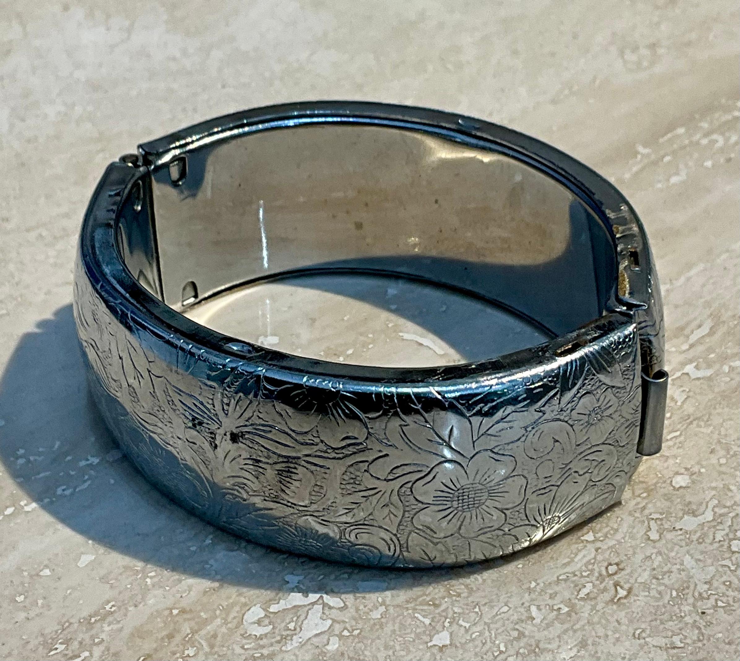 Bracelet jonc à charnière vintage à fleurs argentées Unisexe en vente
