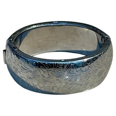 Bracelet jonc à charnière vintage à fleurs argentées
