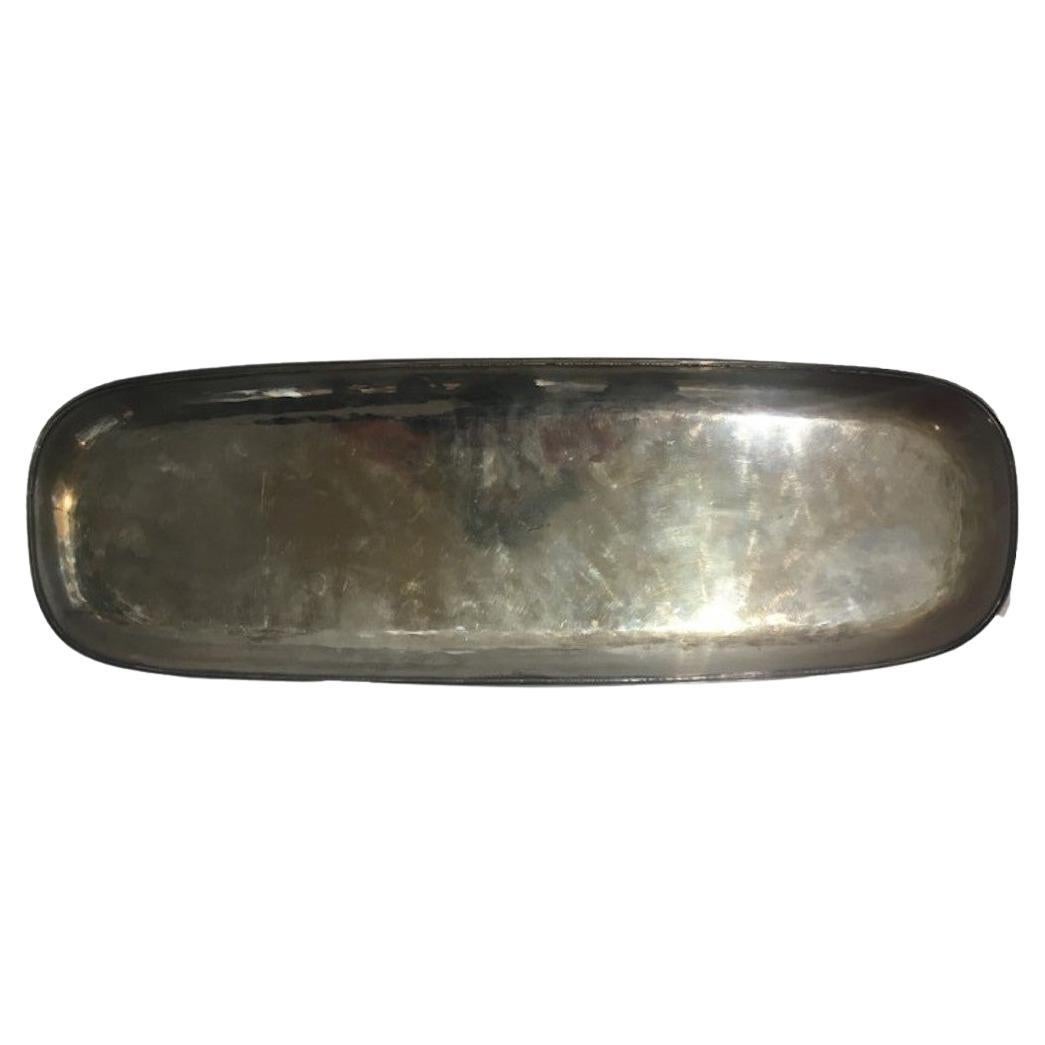 Bandeja de plata es un original artículo de plata realizado a mediados del siglo XX por el platero milanés Arrigo Finzi.

Plata 800, sello y firma del platero en la parte inferior.

Preciosa bandeja de plata realizada con la manufactura típica