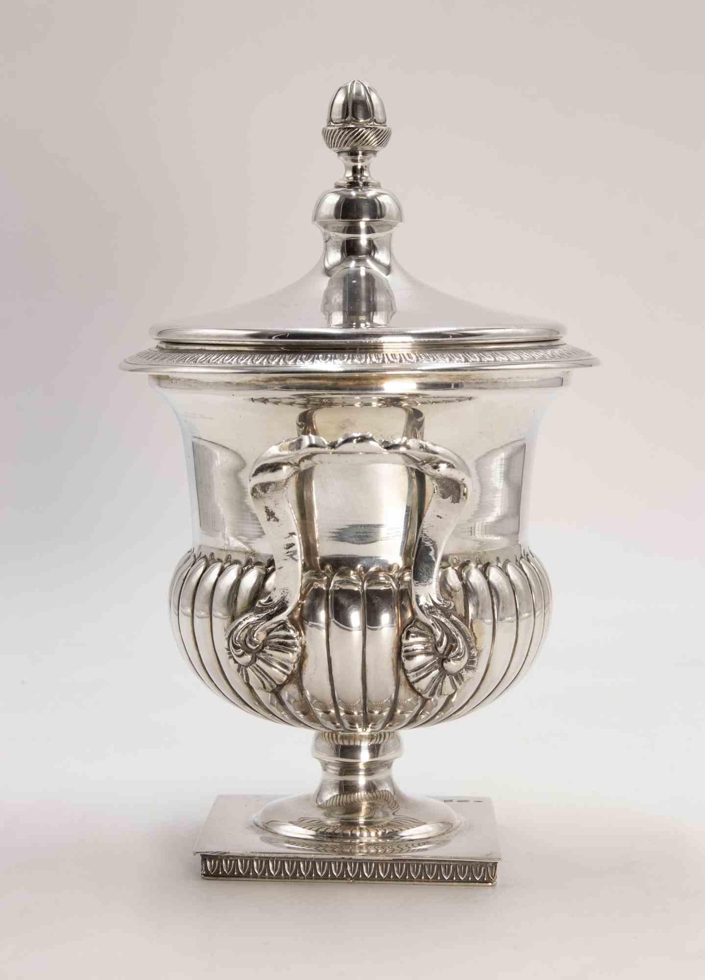 Sopera vintage de plata realizada por manufactura italiana a mediados del siglo XX.

Plata 800, matasellos en la base.

Muy buen estado.
