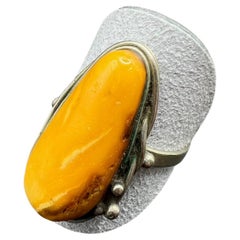 Anello d'argento d'ambra gialla d'epoca proveniente dai Baltici