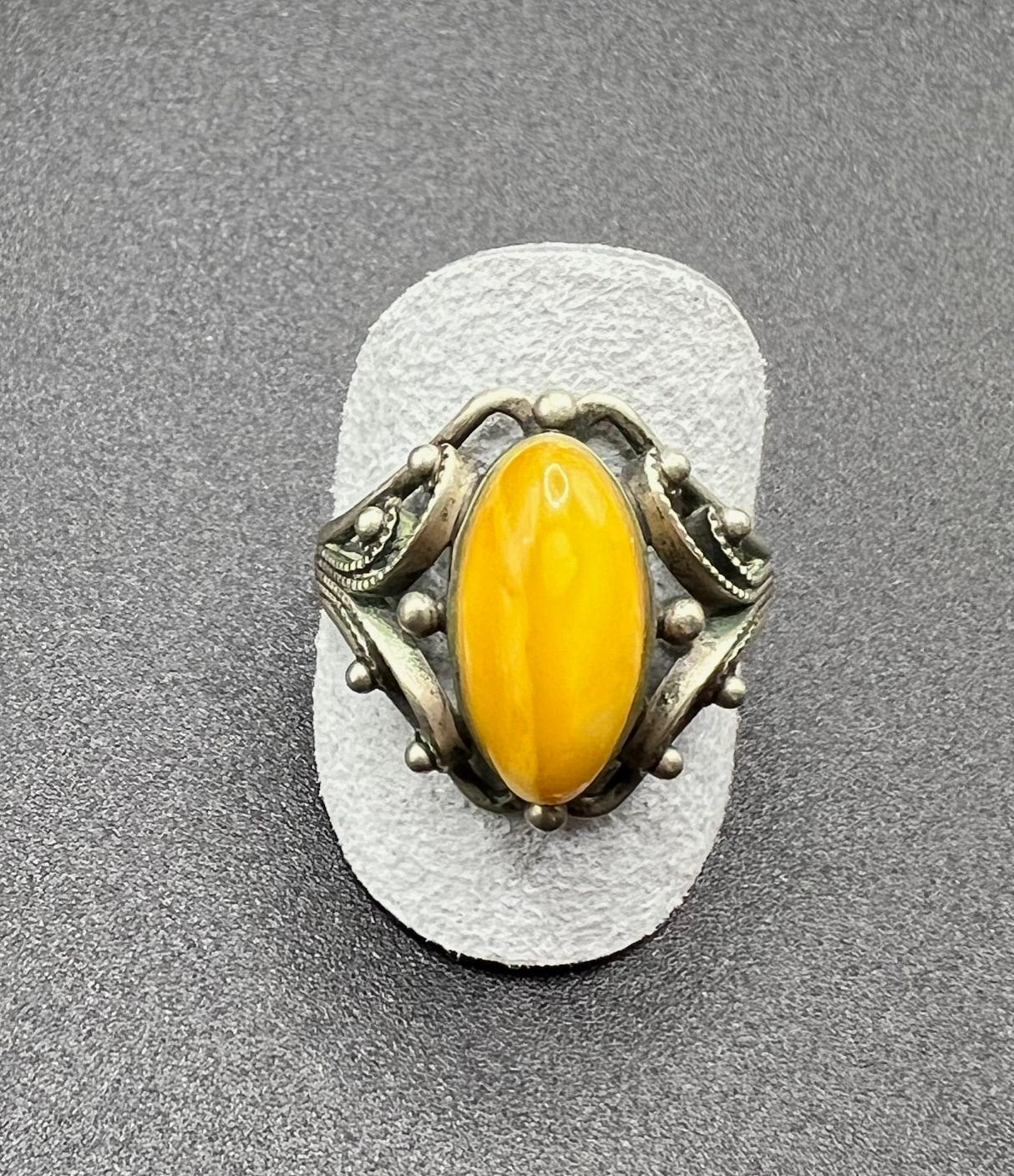 Vintage Silver Yellow Oval Amber Ring From The Baltics In Good Condition For Sale In Boulder, CO