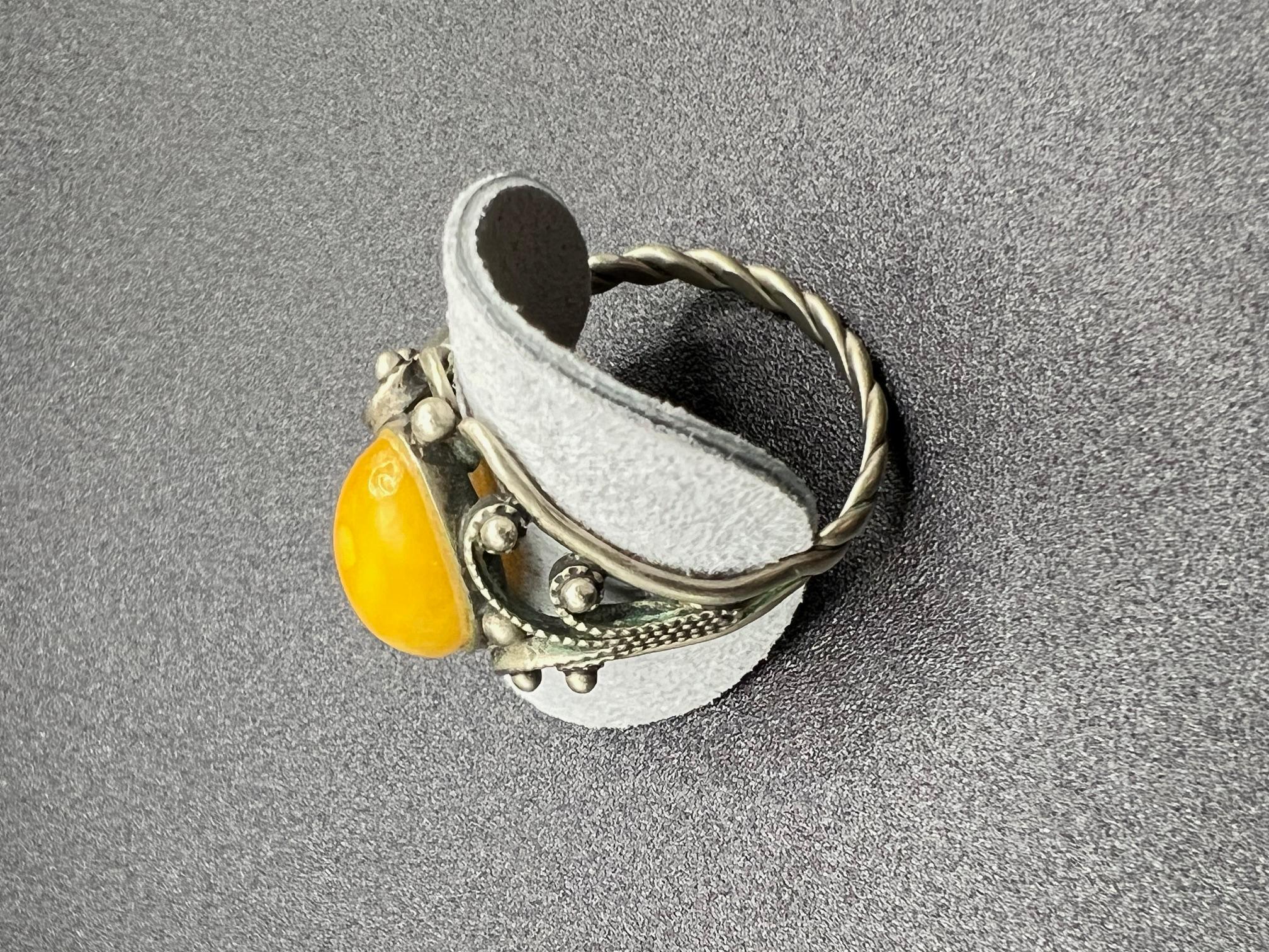 Vintage Silver Yellow Oval Amber Ring From The Baltics For Sale 2