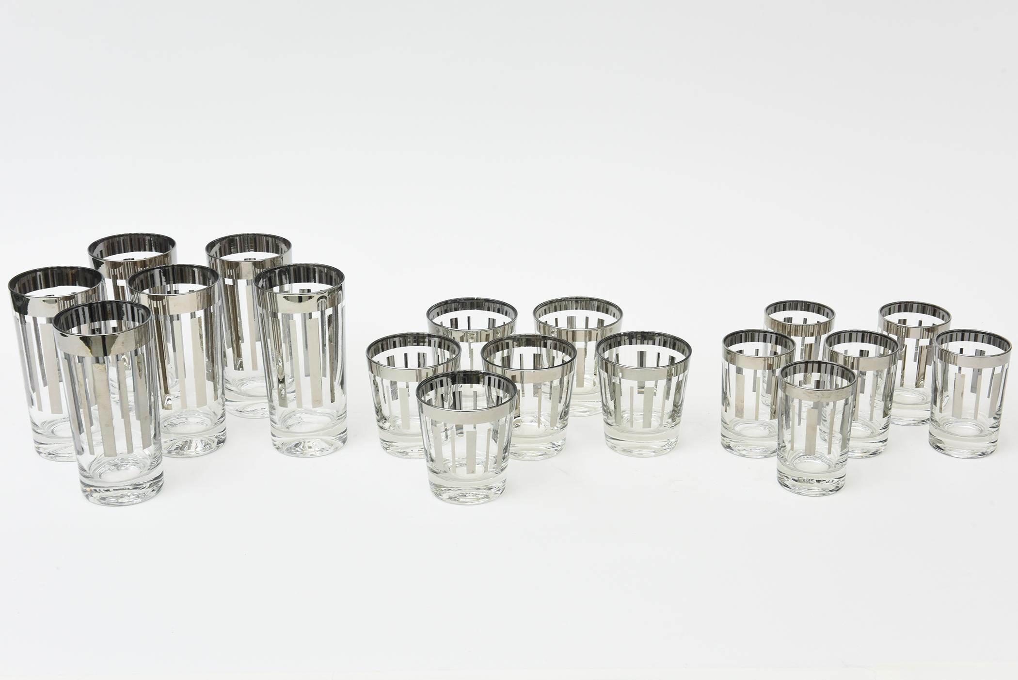 Set di bicchieri da bar vintage in vetro argentato e trasparente Set di 18 pezzi in stile Mid Century Modern in vendita 4
