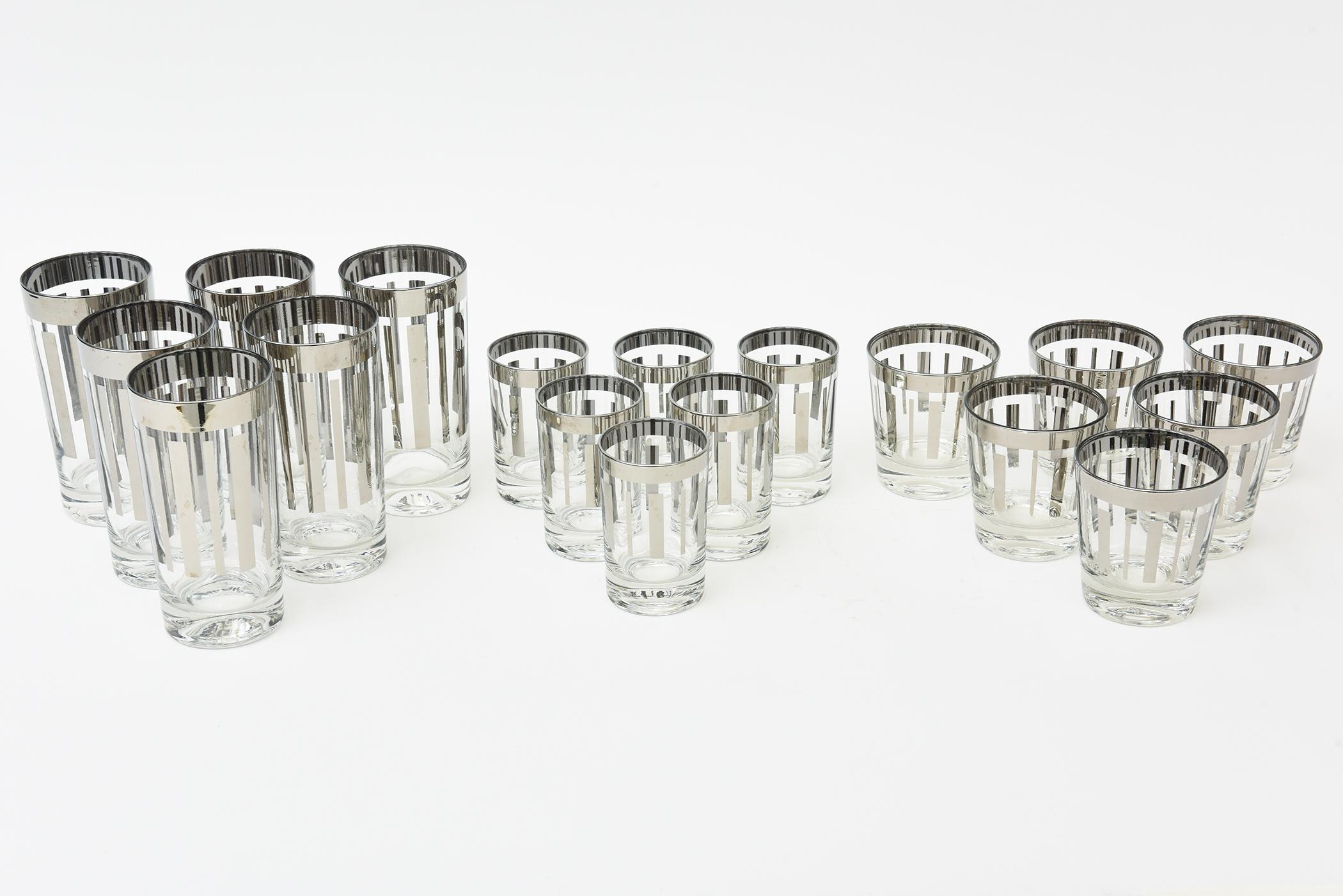 Metà XX secolo Set di bicchieri da bar vintage in vetro argentato e trasparente Set di 18 pezzi in stile Mid Century Modern in vendita