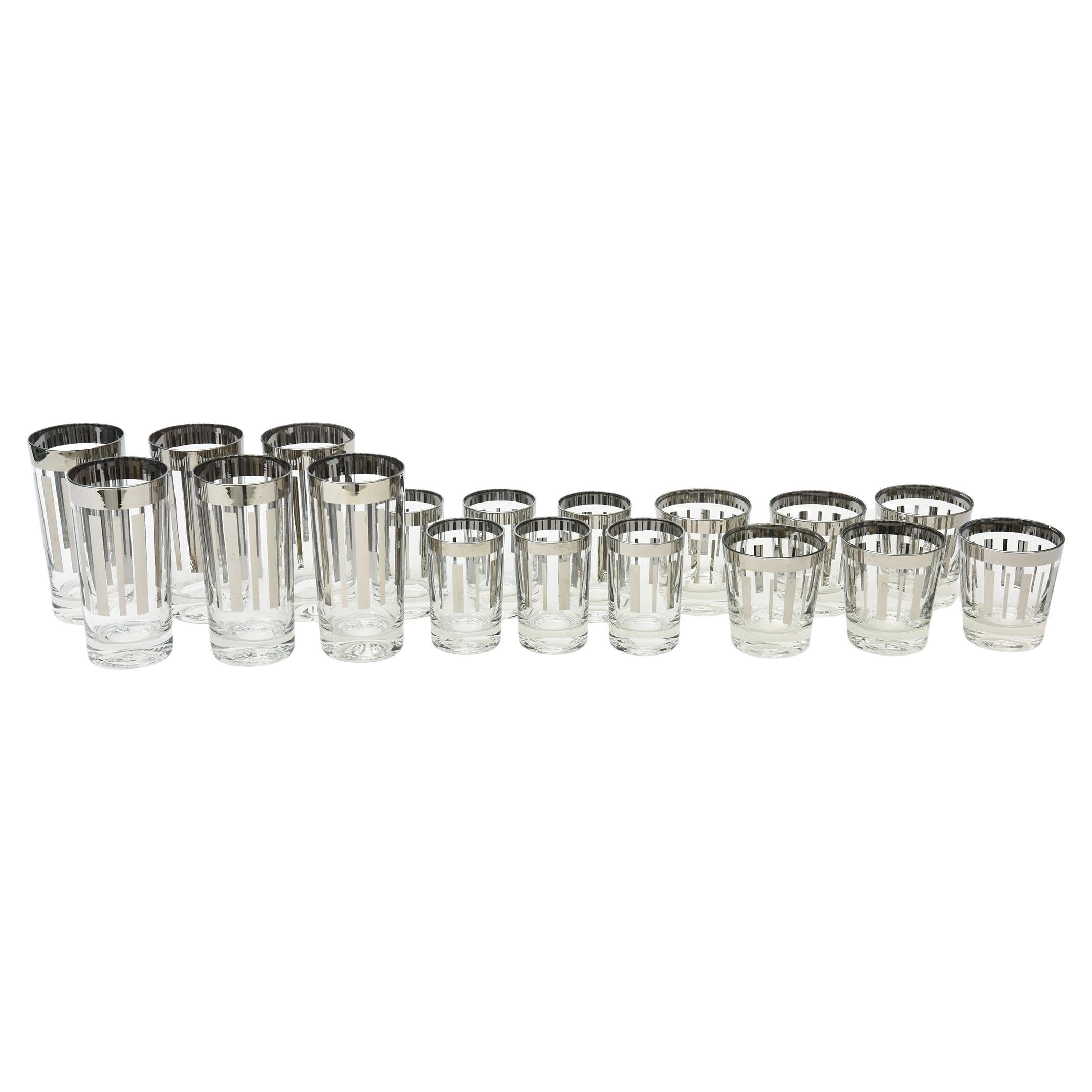 Set di bicchieri da bar vintage in vetro argentato e trasparente Set di 18 pezzi in stile Mid Century Modern in vendita