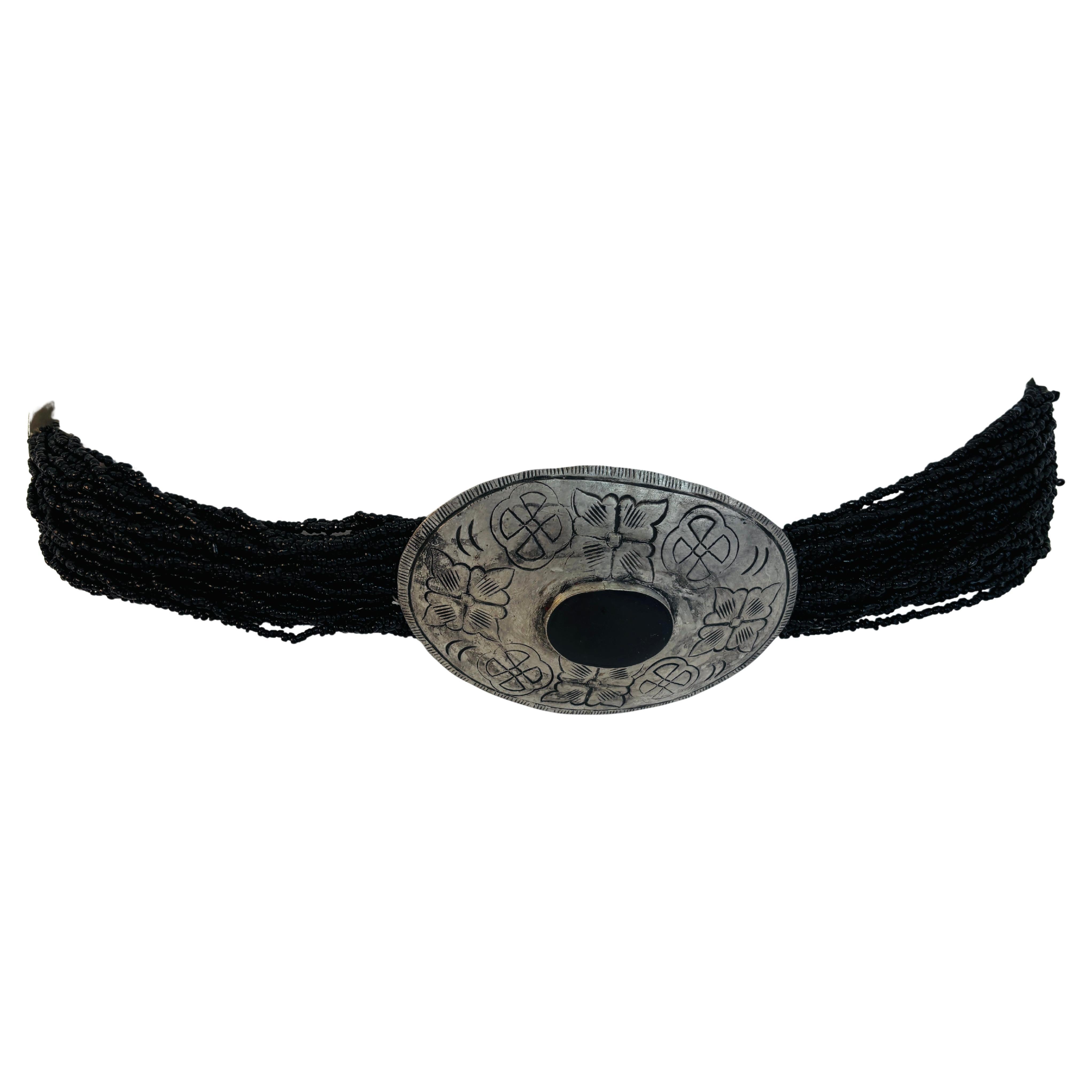 Vintage handgefertigt versilbert Metall concho und schwarzen Perlen Gürtel in Bohemian Southwestern Style Ende der 1980er Jahre.
Mit 3 großen ovalen versilberten Metall Conchos mit geometrischem Muster geätzt, die Stücke mit einem großen zurück