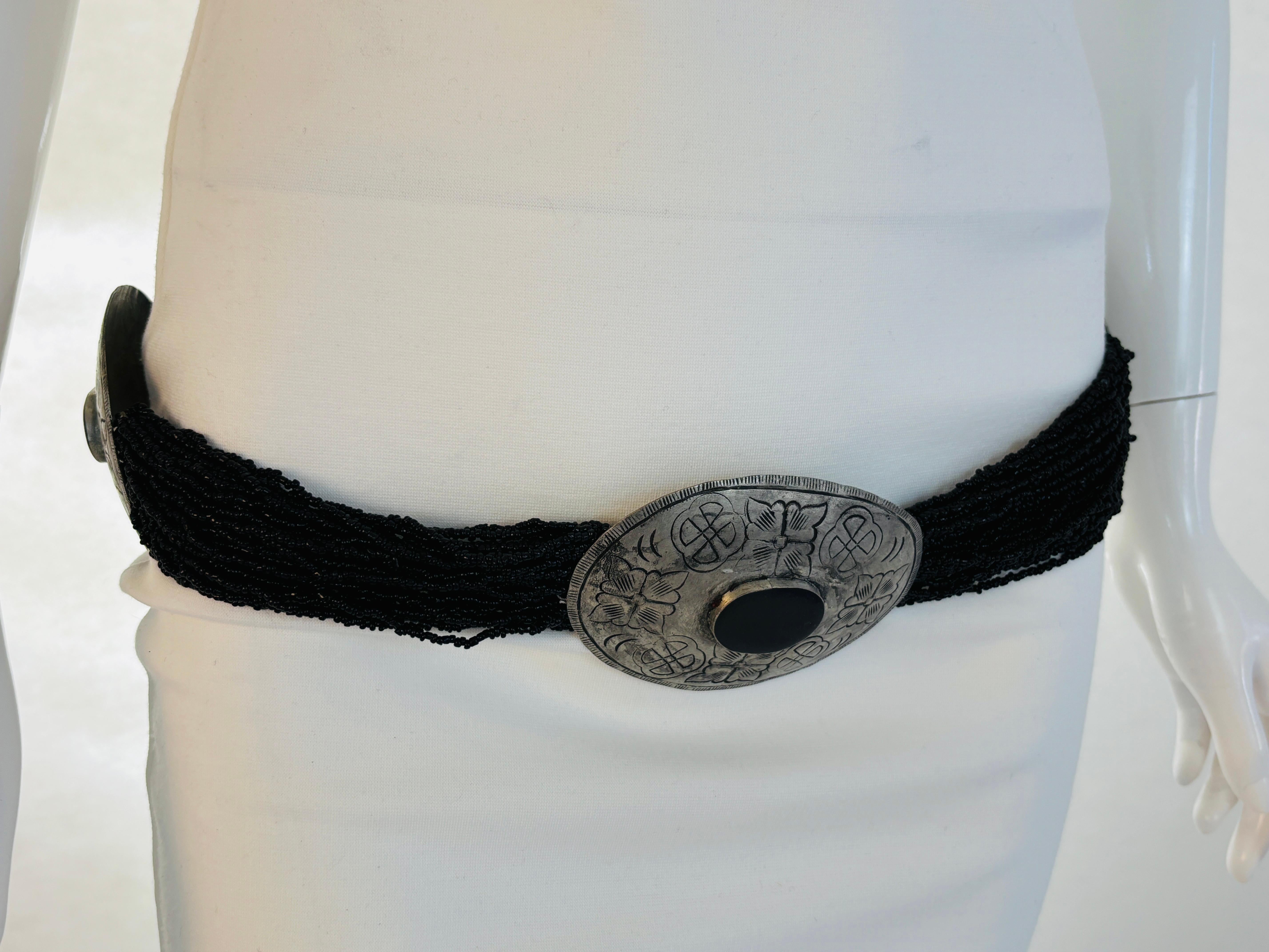 Vintage Silvered Metall Concho und schwarze Perlen Gürtel böhmischen südwestlichen 80er Jahre im Zustand „Gut“ im Angebot in North Hollywood, CA
