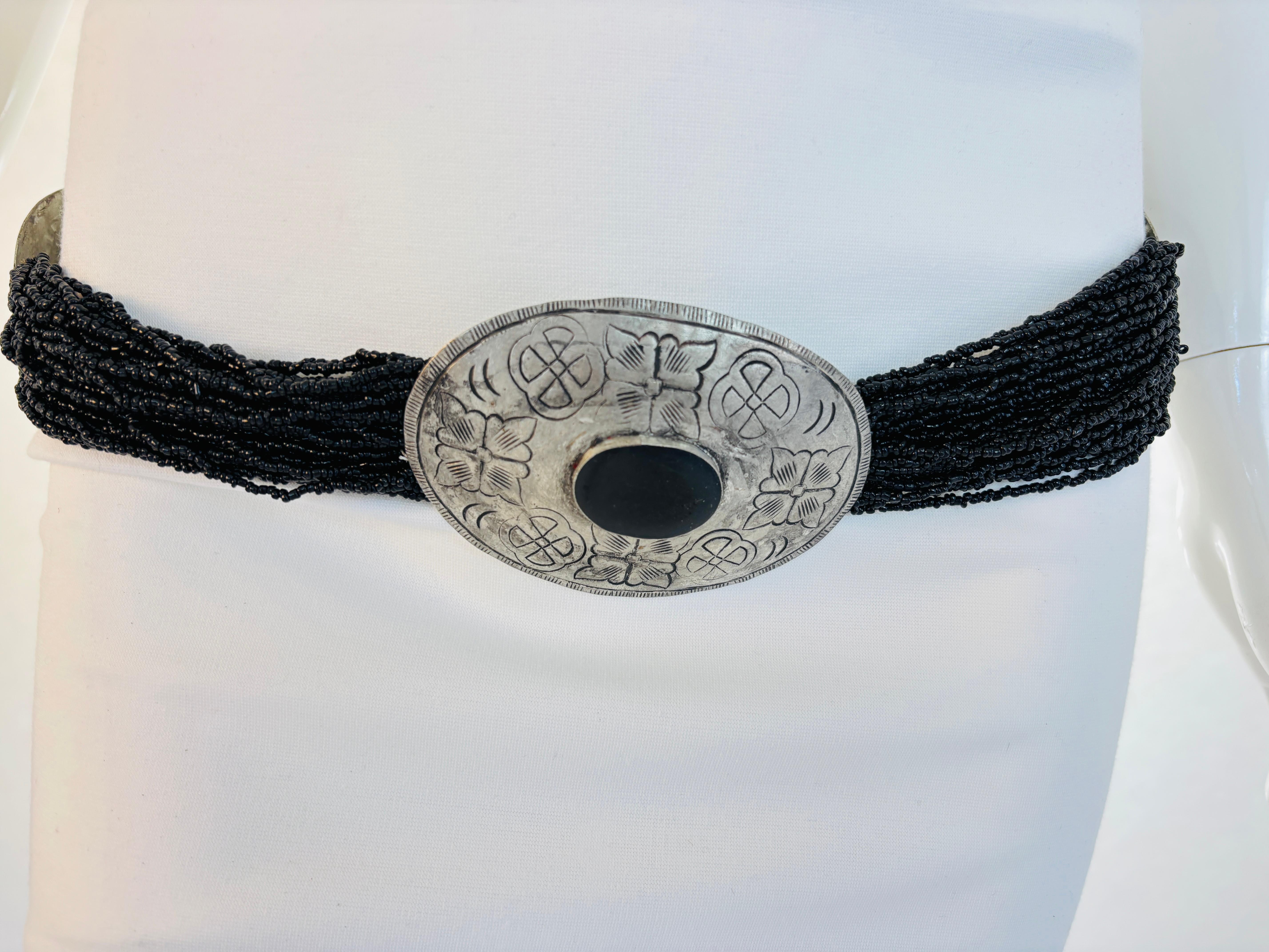Vintage Silvered Metall Concho und schwarze Perlen Gürtel böhmischen südwestlichen 80er Jahre im Angebot 1