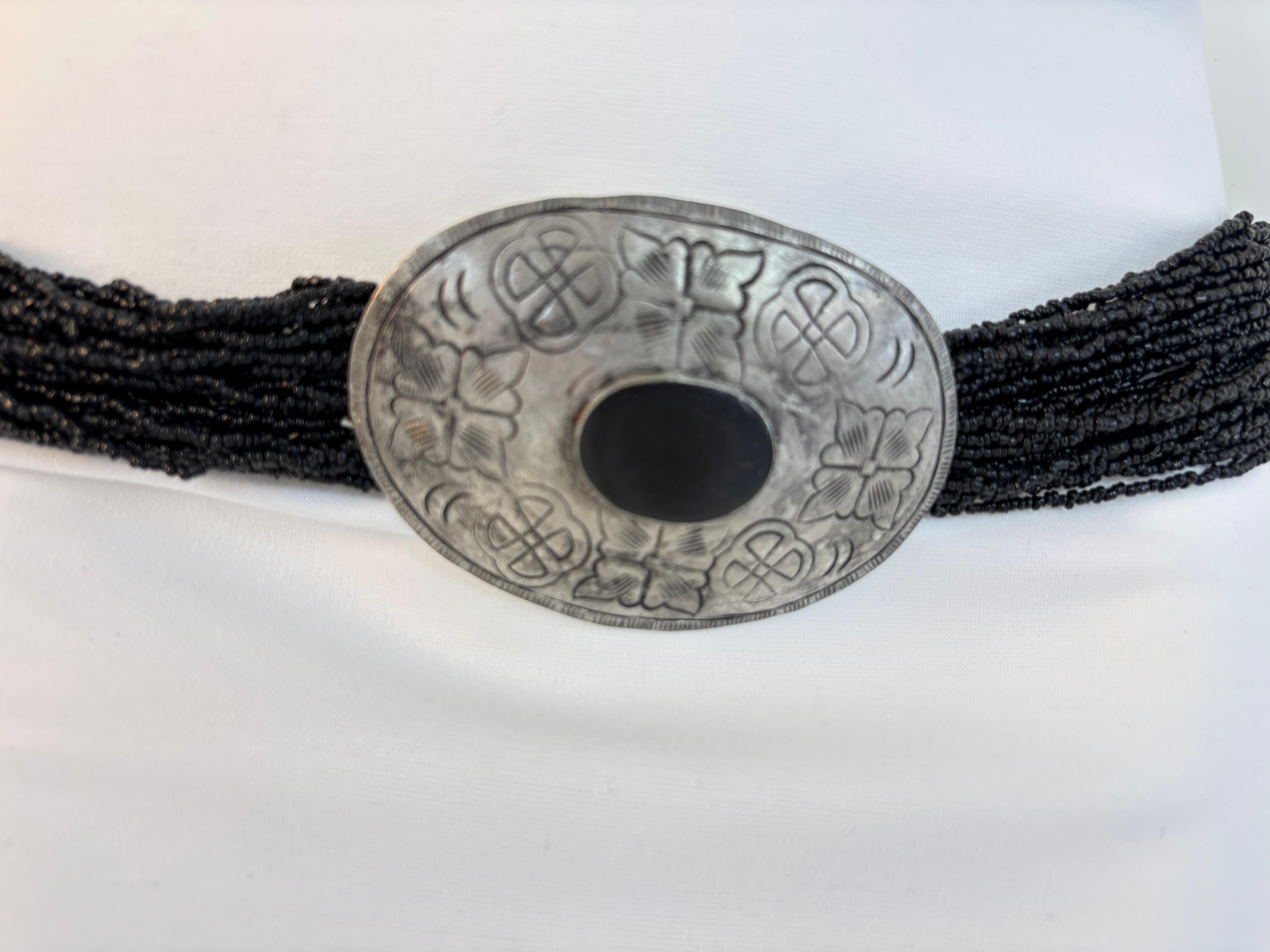 Vintage Silvered Metall Concho und schwarze Perlen Gürtel böhmischen südwestlichen 80er Jahre im Angebot 2