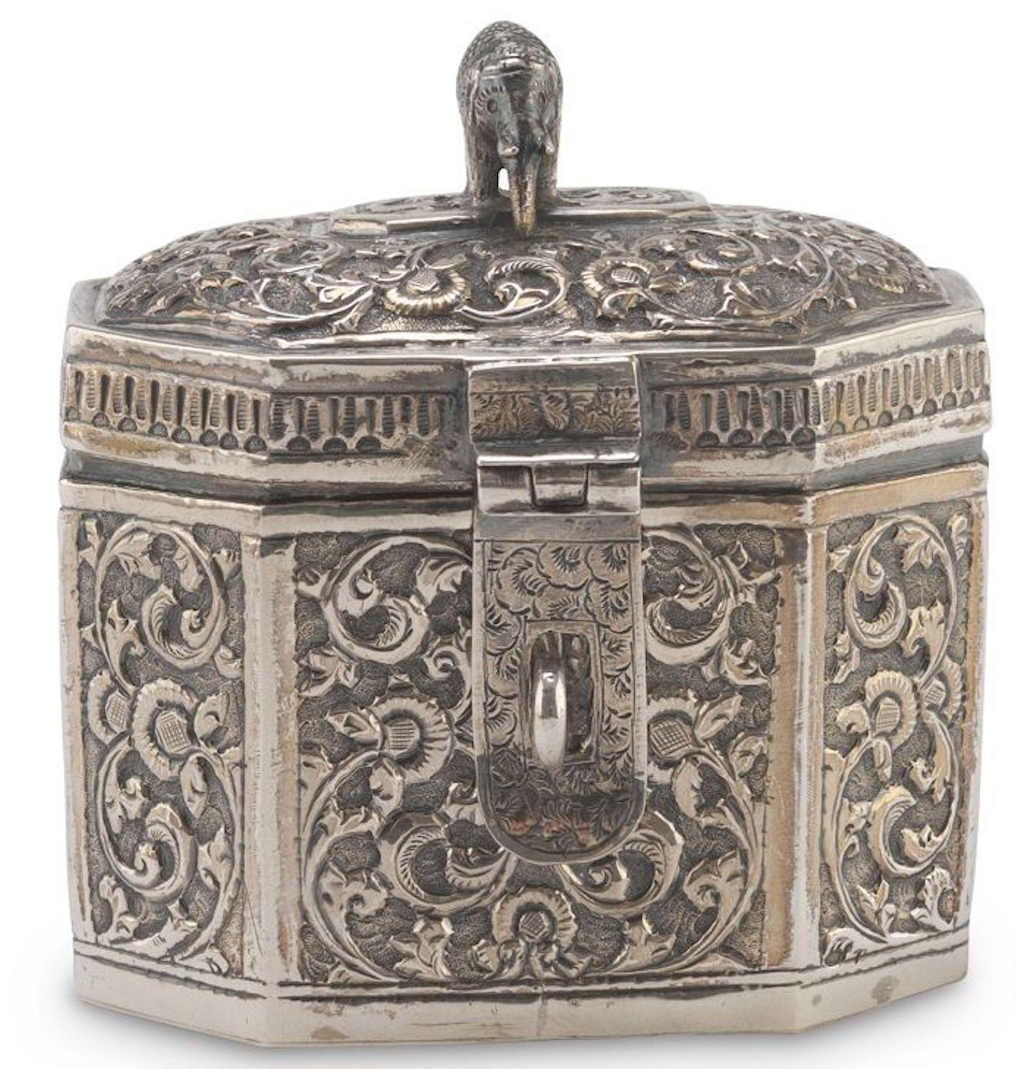 Silverplate box is an original decorative object realized in the early 20th century.

Original silverpalted metal box. 

Excellent conditions. 

Beautiful silver box made in India. The surfaces are decorated with plant motifs and a cover
