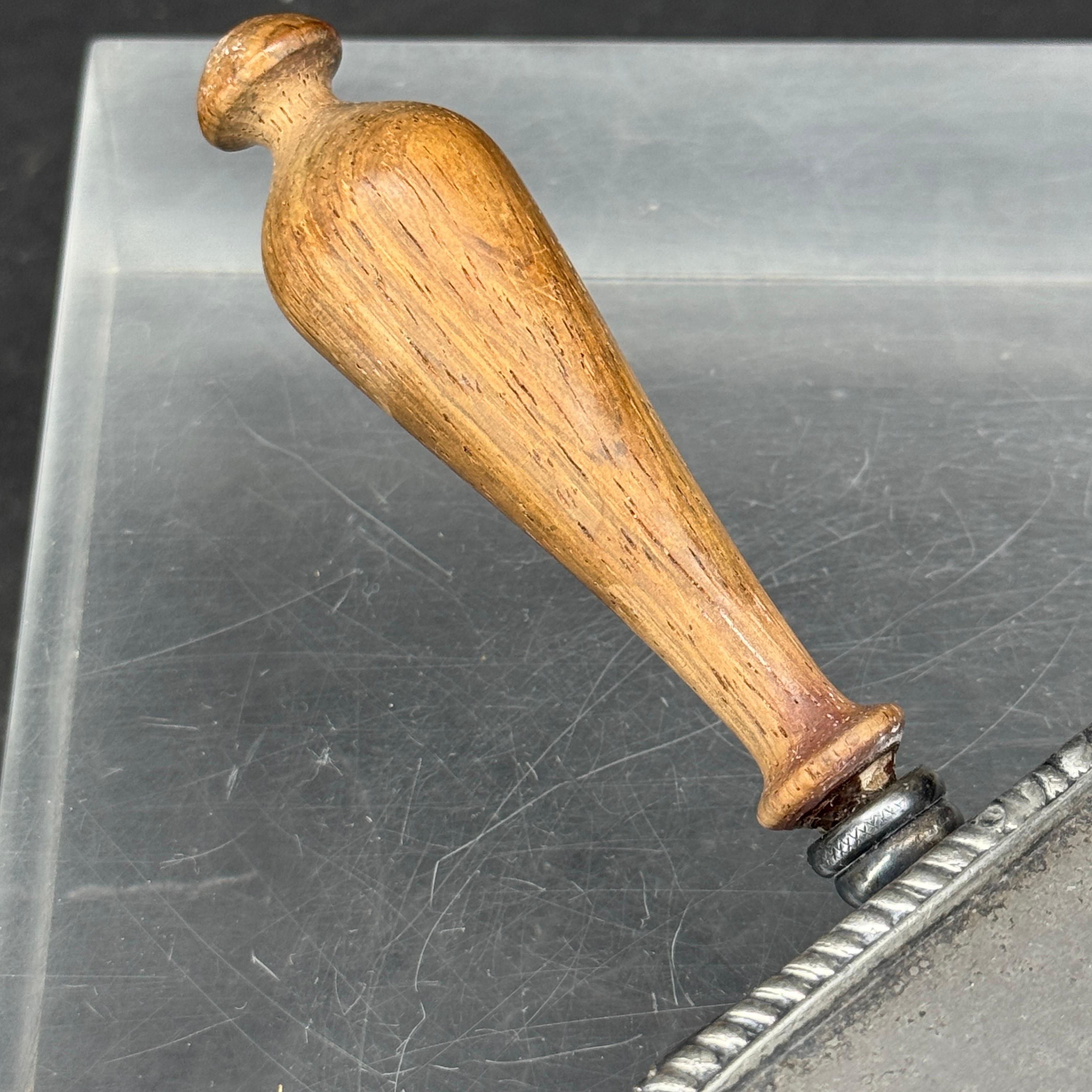 Cenicero vintage plateado con mango de madera de principios del siglo XX. Hermosa pieza para usar  decorativamente para baratijas o cenicero en una mesa de centro o auxiliar. Esta pieza se denomina técnicamente mayordomo silencioso o recogemigas.
