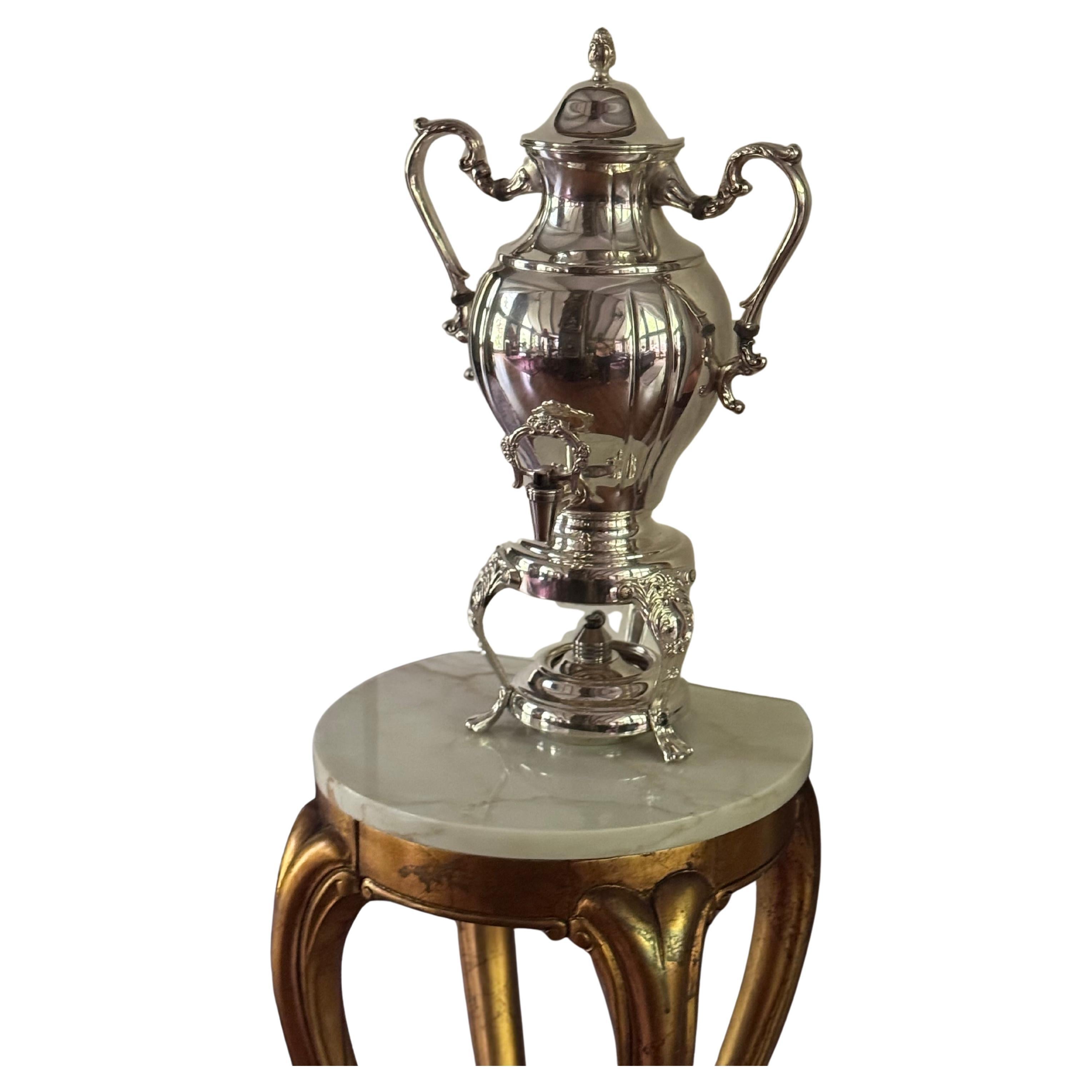 Urna da caffè d'epoca placcata d'argento, probabilmente realizzata alla fine del XIX o all'inizio del XX secolo. con scaldavivande staccabile, in ottime condizioni, un pezzo forte, è molto lucida, ha il riflesso dell'ambiente circostante. è pulita e