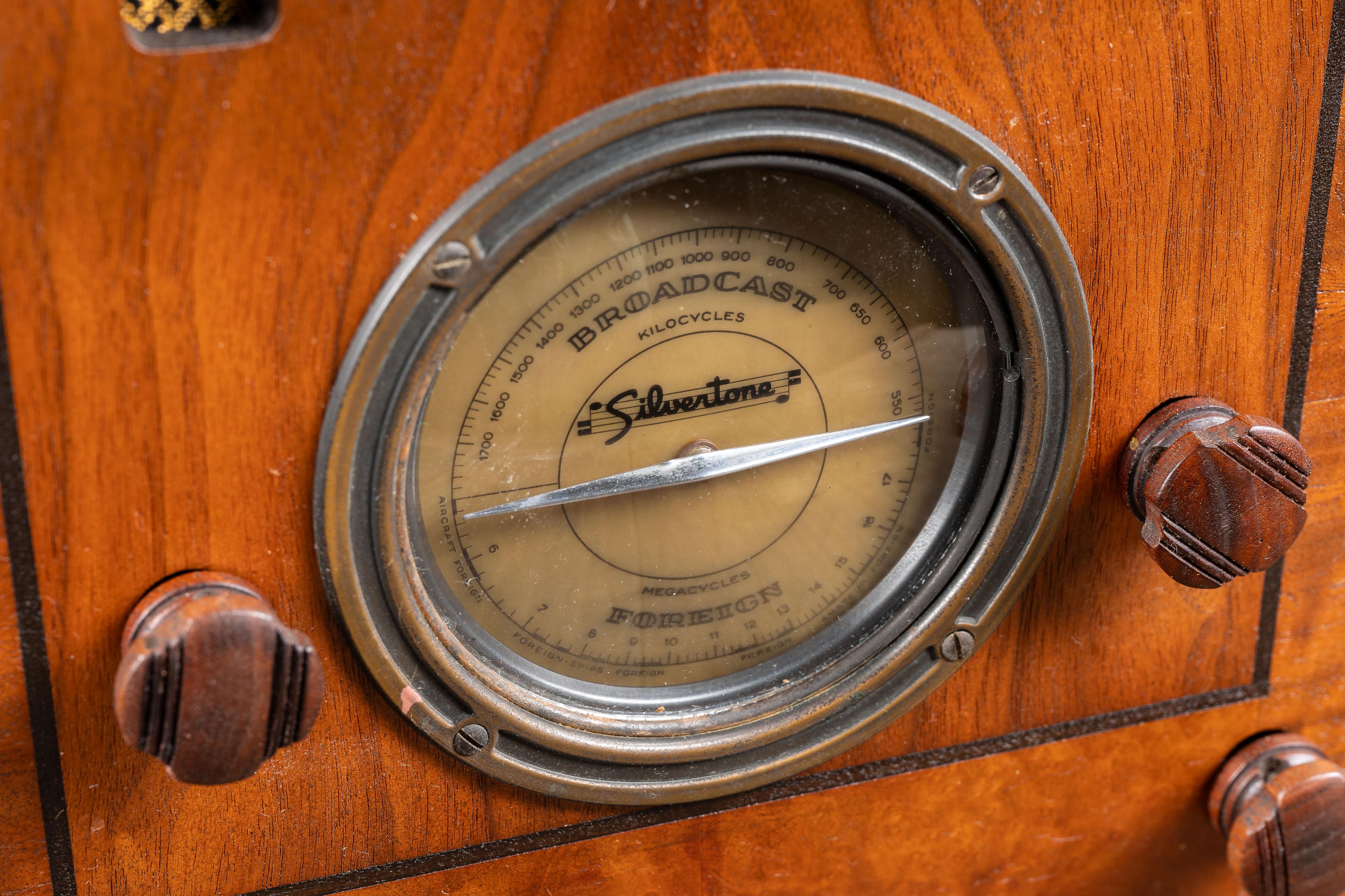 Radio d'epoca Silvertone Model 1808 Worlds Fair di Sears & Roebuck In condizioni buone in vendita a Dekalb, IL