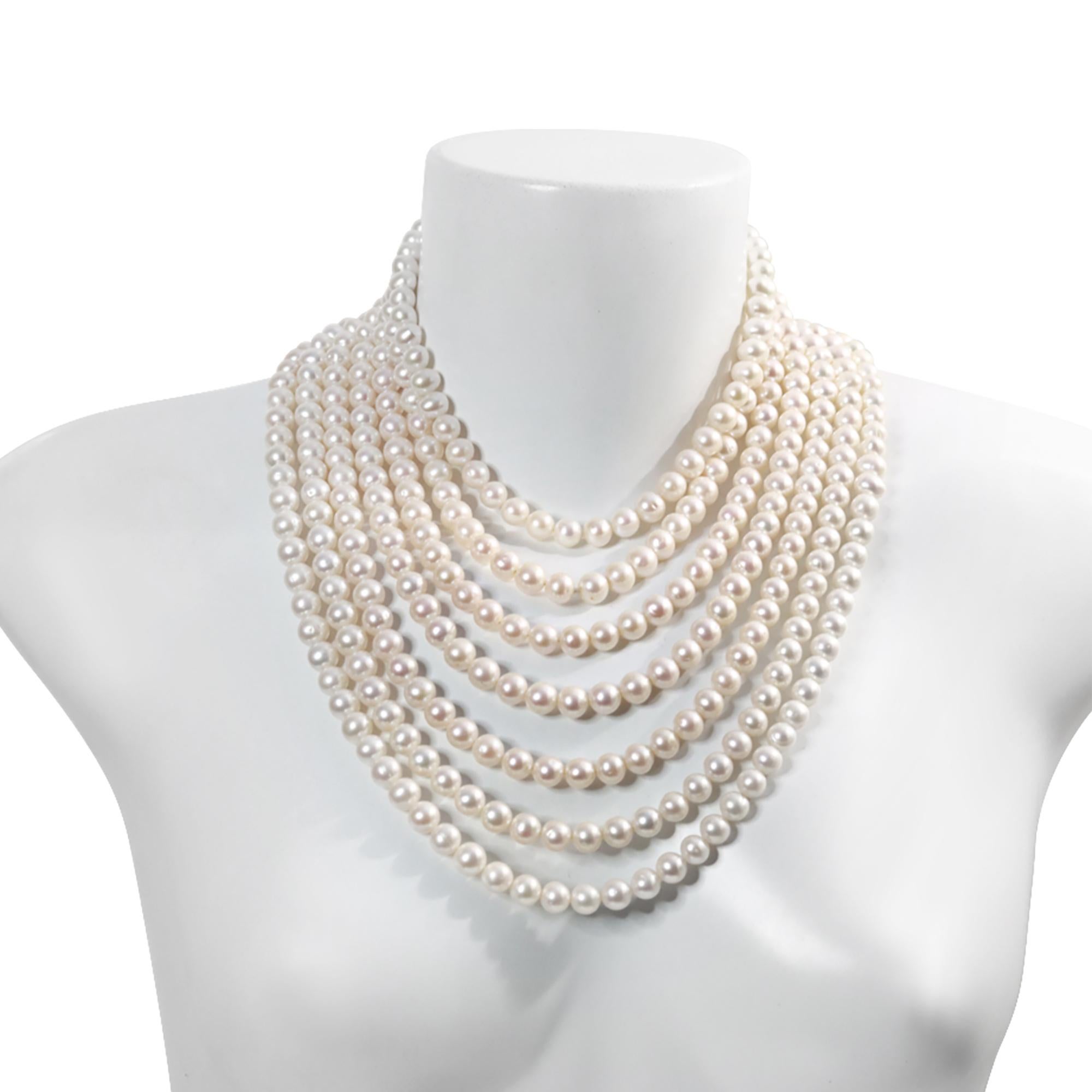 Fili di perle d'acqua dolce finte Siman Tu, circa 2004.  Ci sono cinque file di perle di lunghezza graduata e in ottima forma.  È ben fatto e sostanzioso.  Le due estremità sono raccolte da una doppia fila di piccoli fiori Swarovski diamantati e da