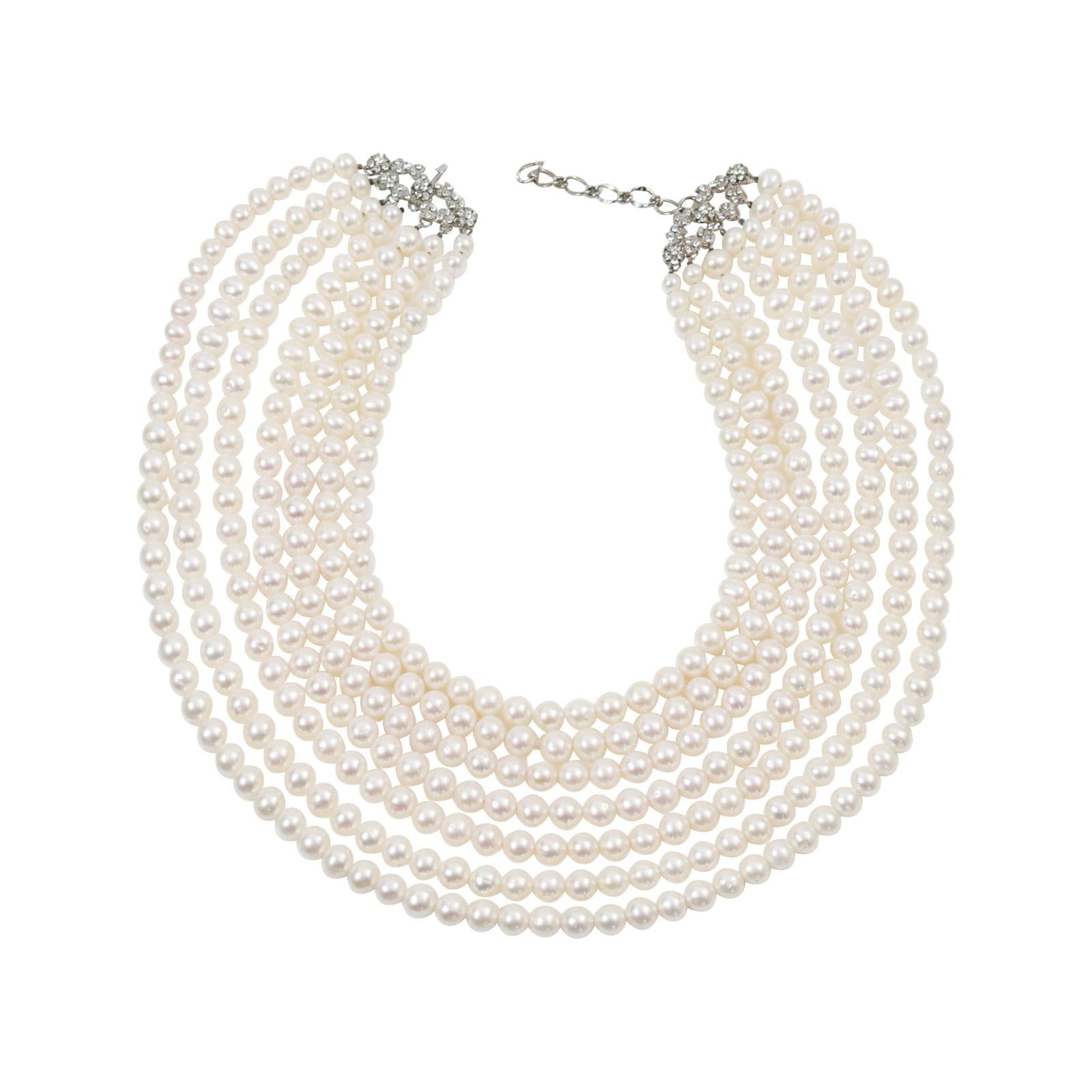 Vintage Siman Tu Faux  Cordons de perles d'eau douce Circa 2004.  Il y a cinq rangs de perles de longueurs graduées qui sont en excellente forme.  Bien fait et substantiel.  Ils sont réunis à chaque extrémité par une double rangée de petites fleurs