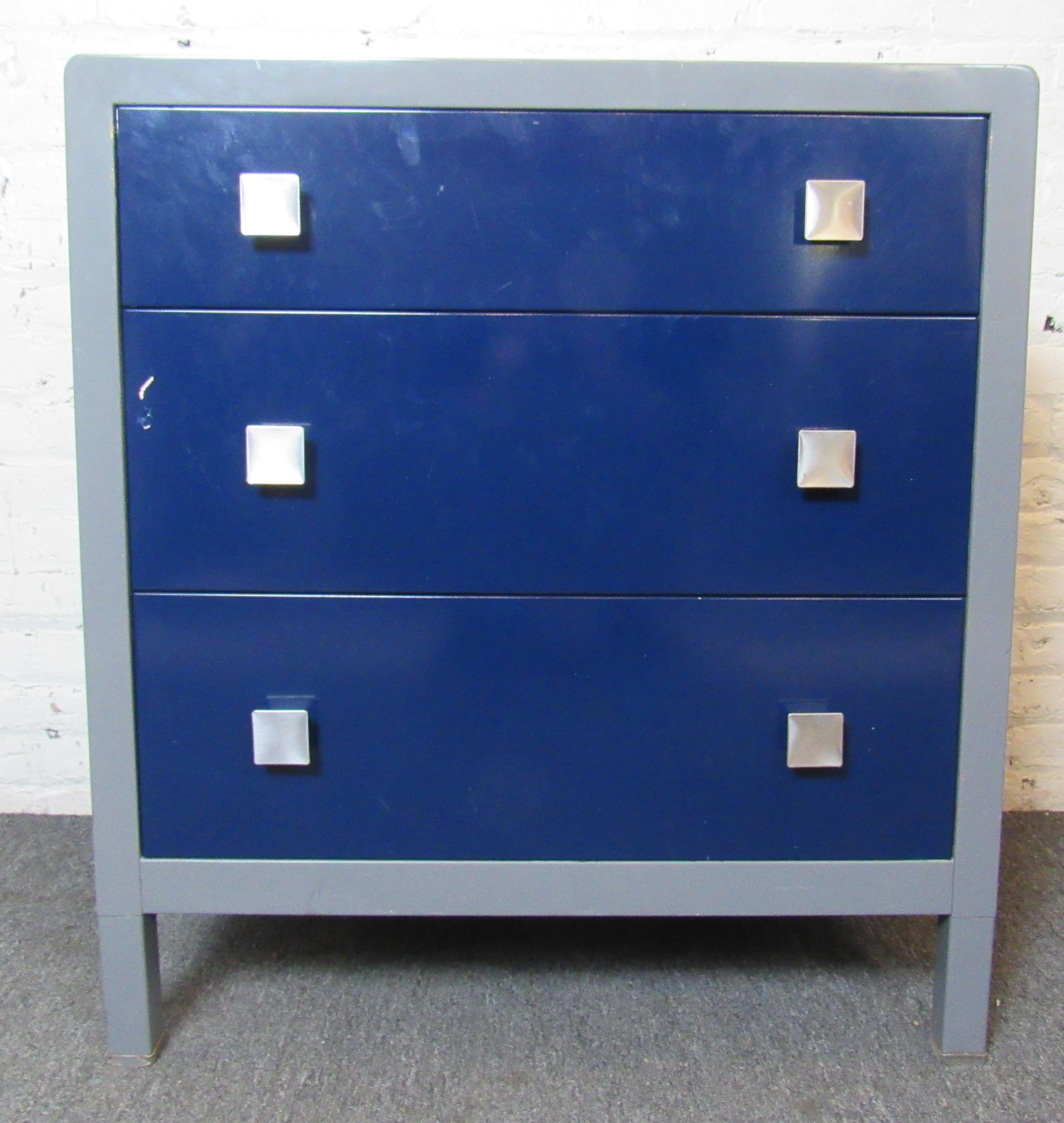 Pair of mid-century modern painted chests of drawers by Simmons. Strong metal with metal drawer knobs.
(Please confirm location NY or NJ).