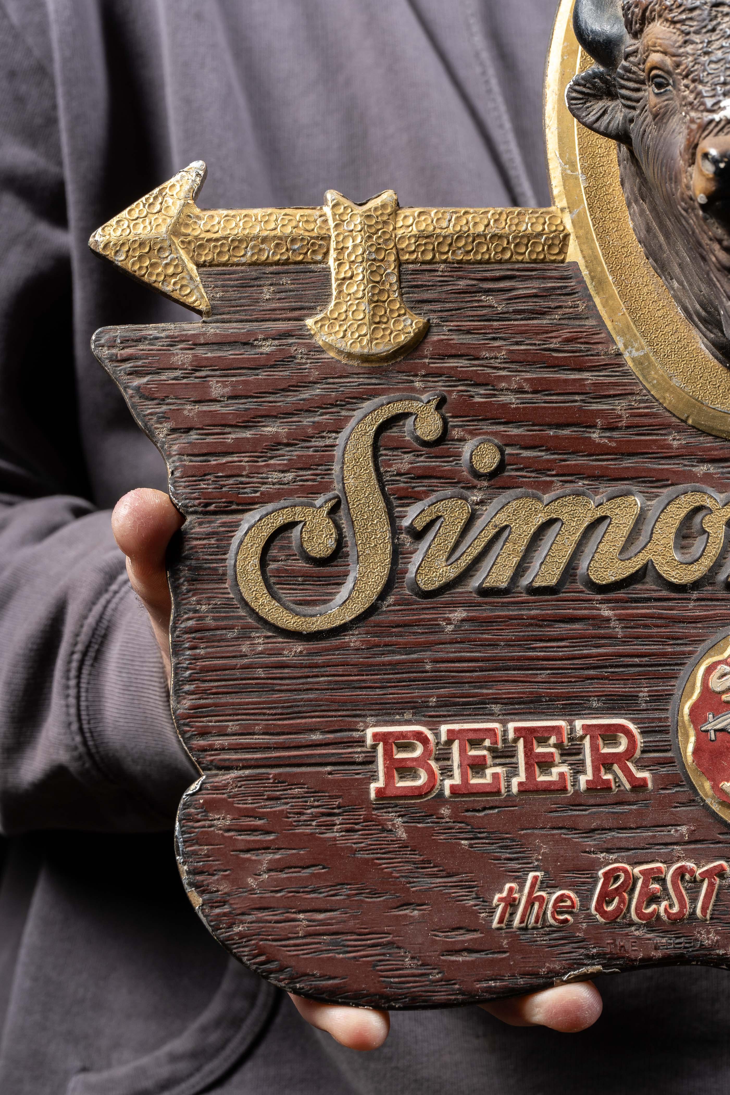 c. 1970er/1980er Jahre; Die William Simon Brauerei - Buffalo, NY

Vintage-Werbeschild aus geprägtem Verbundwerkstoff und Holzimitat.

Dieser Artikel wirbt für Simon Pure, ein regionales Bier aus Upstate New York. Der Name dieses Biers hat eine