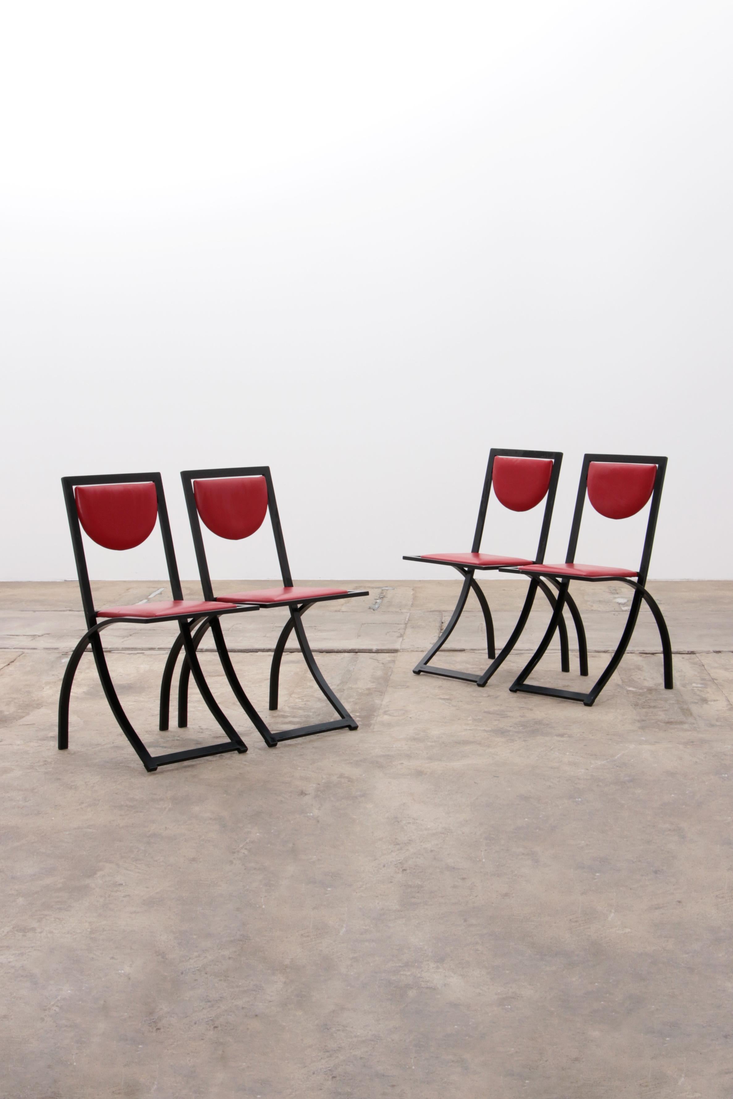 Vintage Sine Chairs by Karl Friedrich Förster - Set of 4

Discover the iconic Sinus chairs, designed by Karl-Friedrich Förster in 1984, a true eye-catcher in any interior. This set of four chairs, produced by KFF Design in the heart of the German
