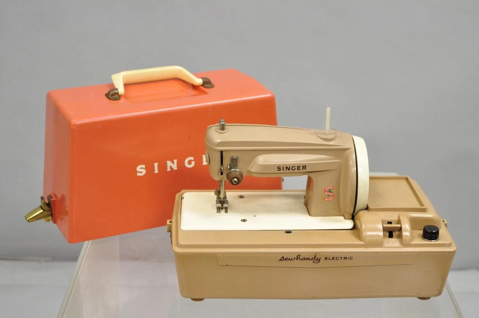 Macchina da cucire elettrica per bambini Singer Sewhandy d'epoca con custodia - Funziona in vendita 3