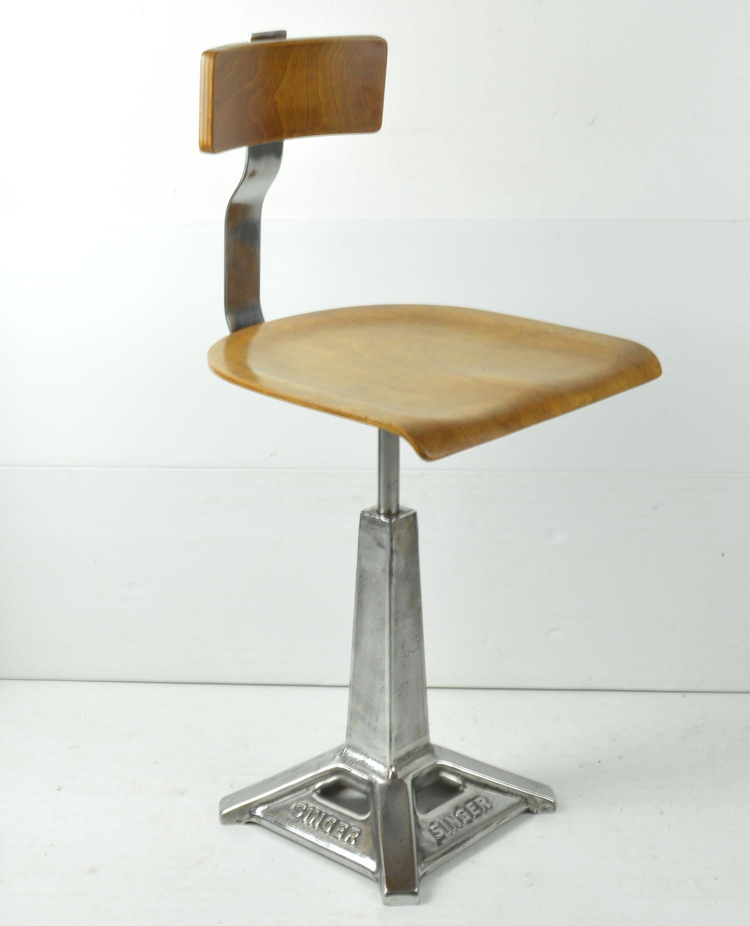 Une fabuleuse chaise de travail ou de bureau fabriquée par la Singer Sewing Machine Company.

Design/One Brilliante, pratique et confortable.

Fabriqué en fonte, en acier et en contreplaqué plaqué érable. Toutes les pièces sont d'origine et très