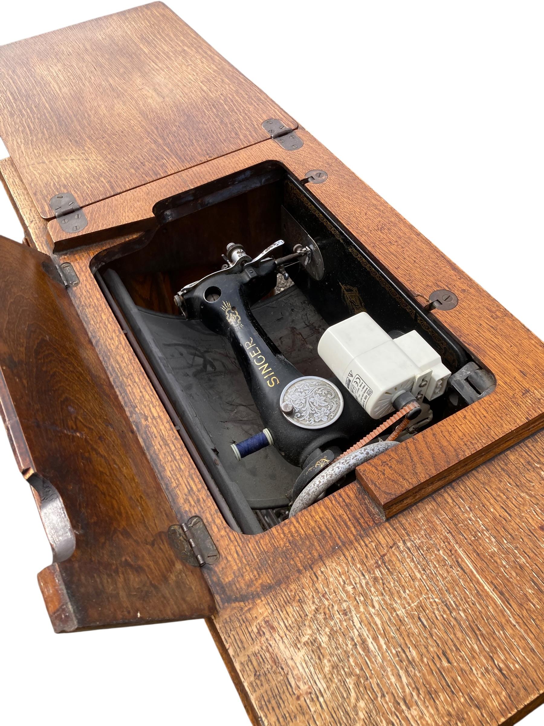Vintage Singer treadle sewing machine, early 20th century Fully ...