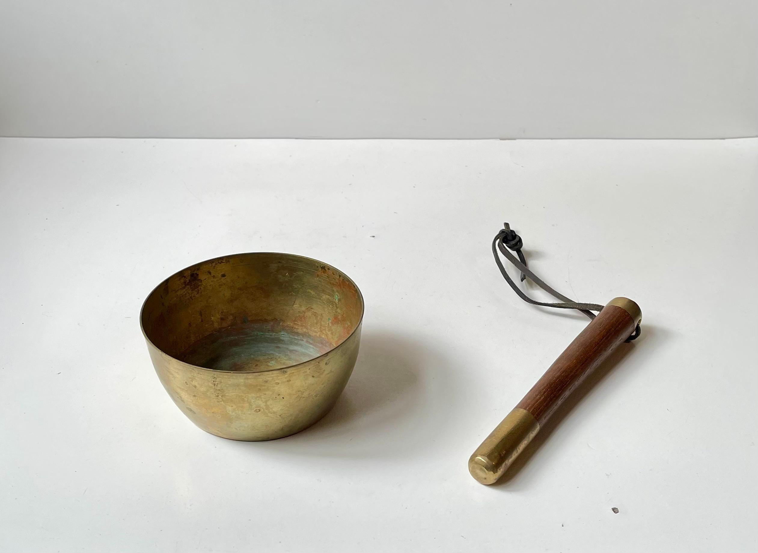 Mid-Century moderno Ciotola d'ottone canterina d'epoca con pennacchio - per lo yoga e la meditazione, anni '60 in vendita
