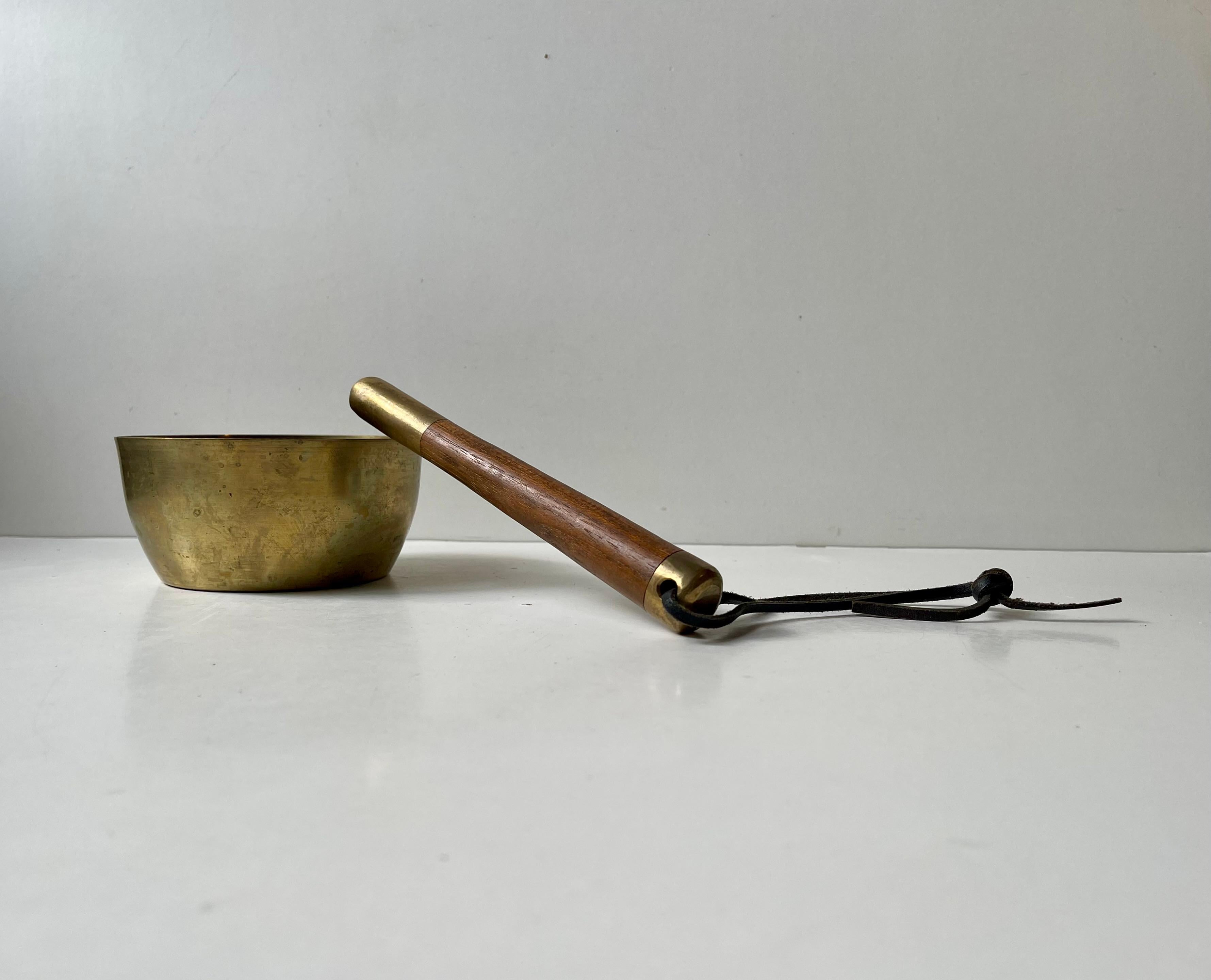 XX secolo Ciotola d'ottone canterina d'epoca con pennacchio - per lo yoga e la meditazione, anni '60 in vendita