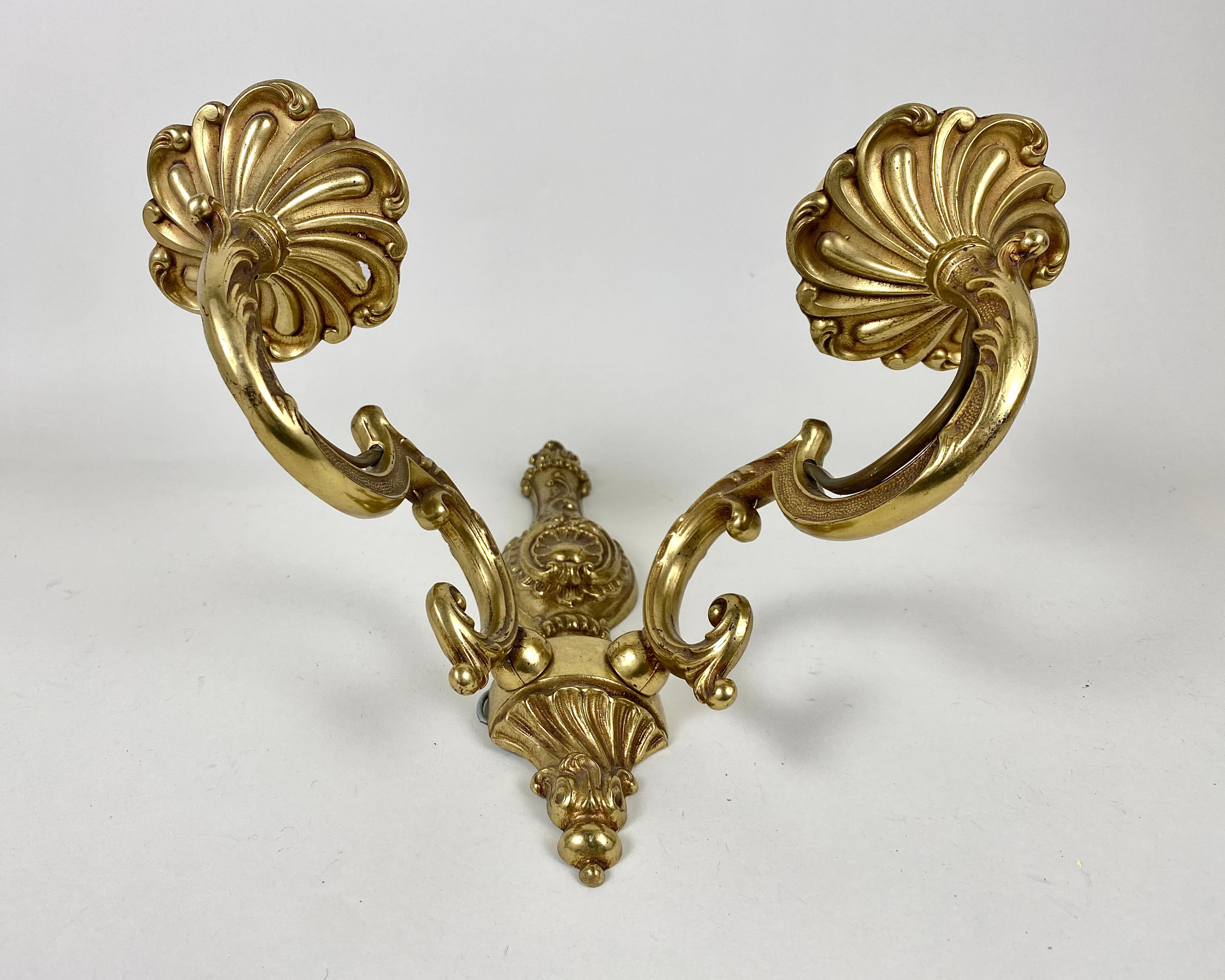 Lampada da parete vintage Twin-Arm in bronzo proveniente dal Belgio che imita i candelabri classici, circa anni '60.

Applique da parete con timbro unico. Le immagini e le descrizioni non possono catturare la sua bellezza nel suo insieme.

Le