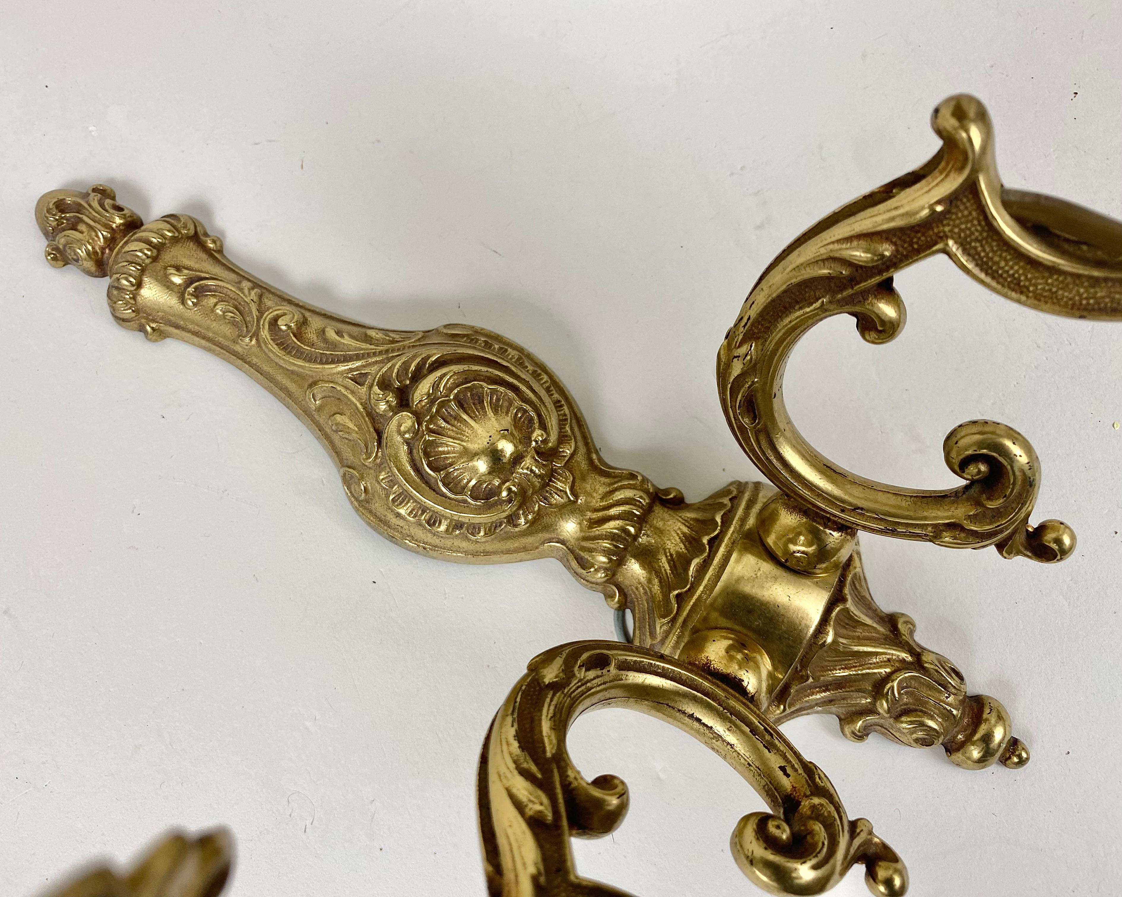 Metà XX secolo Applique singola d'epoca in bronzo con design a candelabro, Belgio, anni '60 in vendita