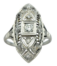 Anello vintage con diamante a taglio singolo e navette in filigrana in oro bianco 18 carati