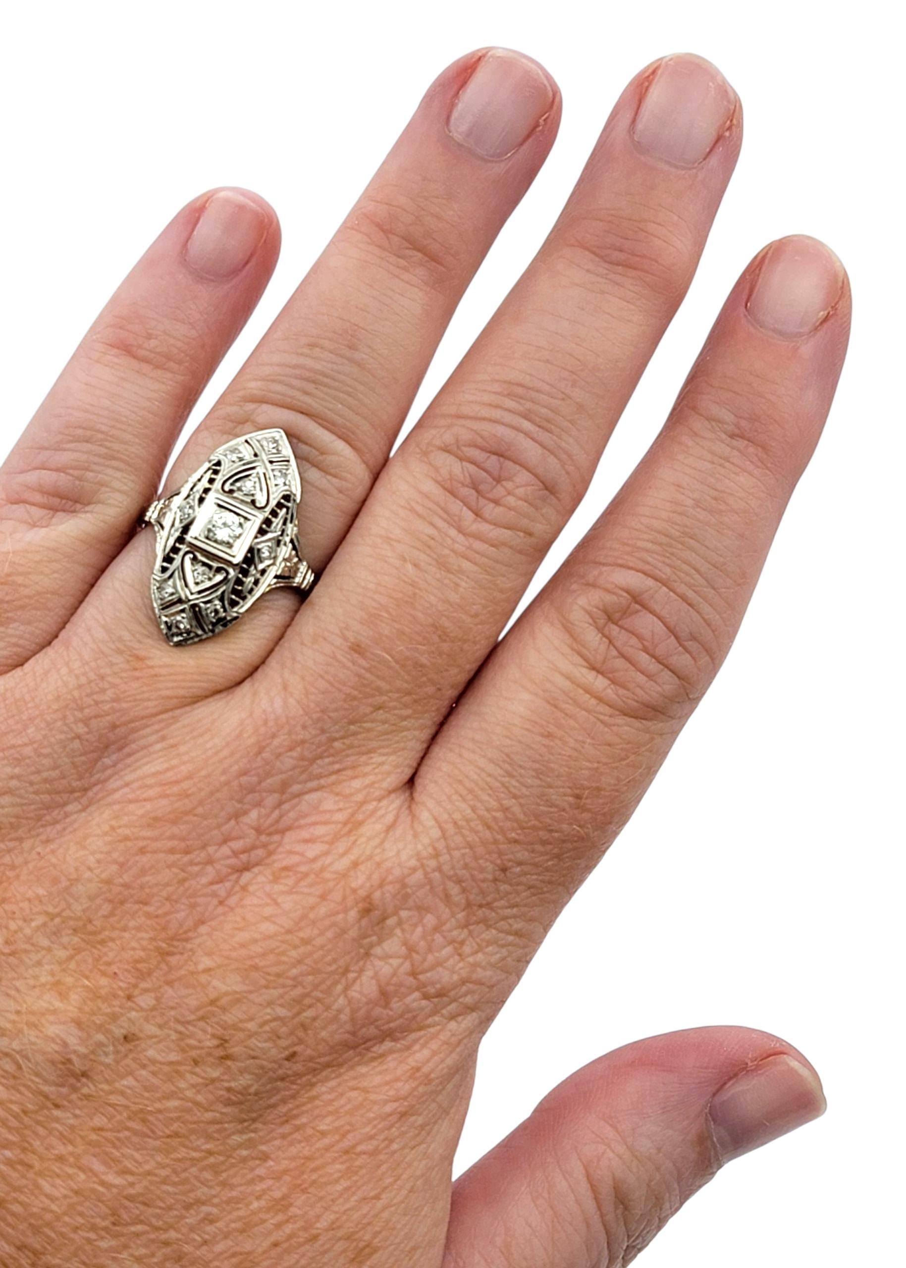 Vintage Single Cut Diamant und filigrane Navette Ring in 18 Karat Weißgold im Angebot 1