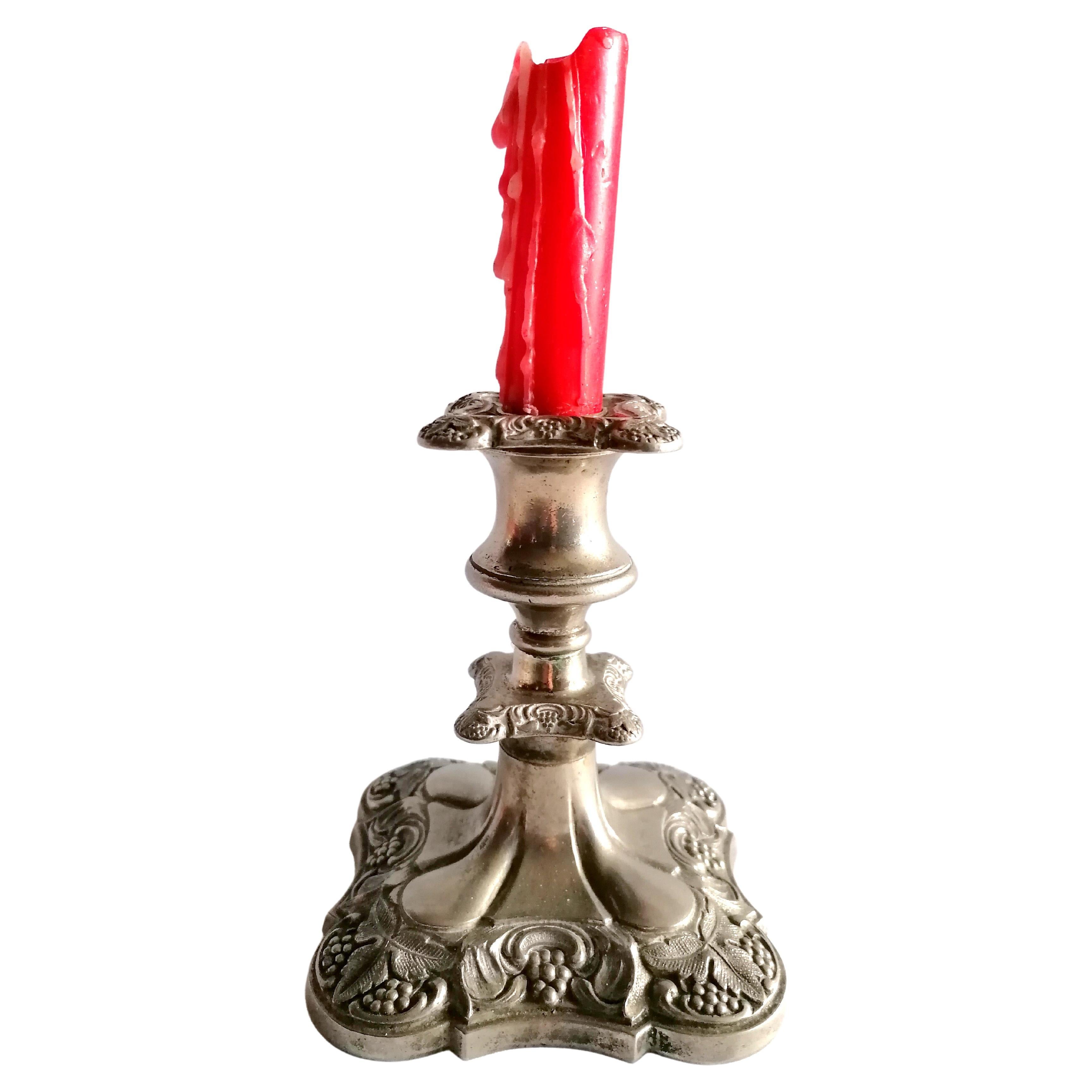 Vintage porte-bougie simple gravé pilier en métal argenté nº 463 estampillé. Fabriqué en Angleterre - plaqué argent avec motifs de raisins et de vignes. 

