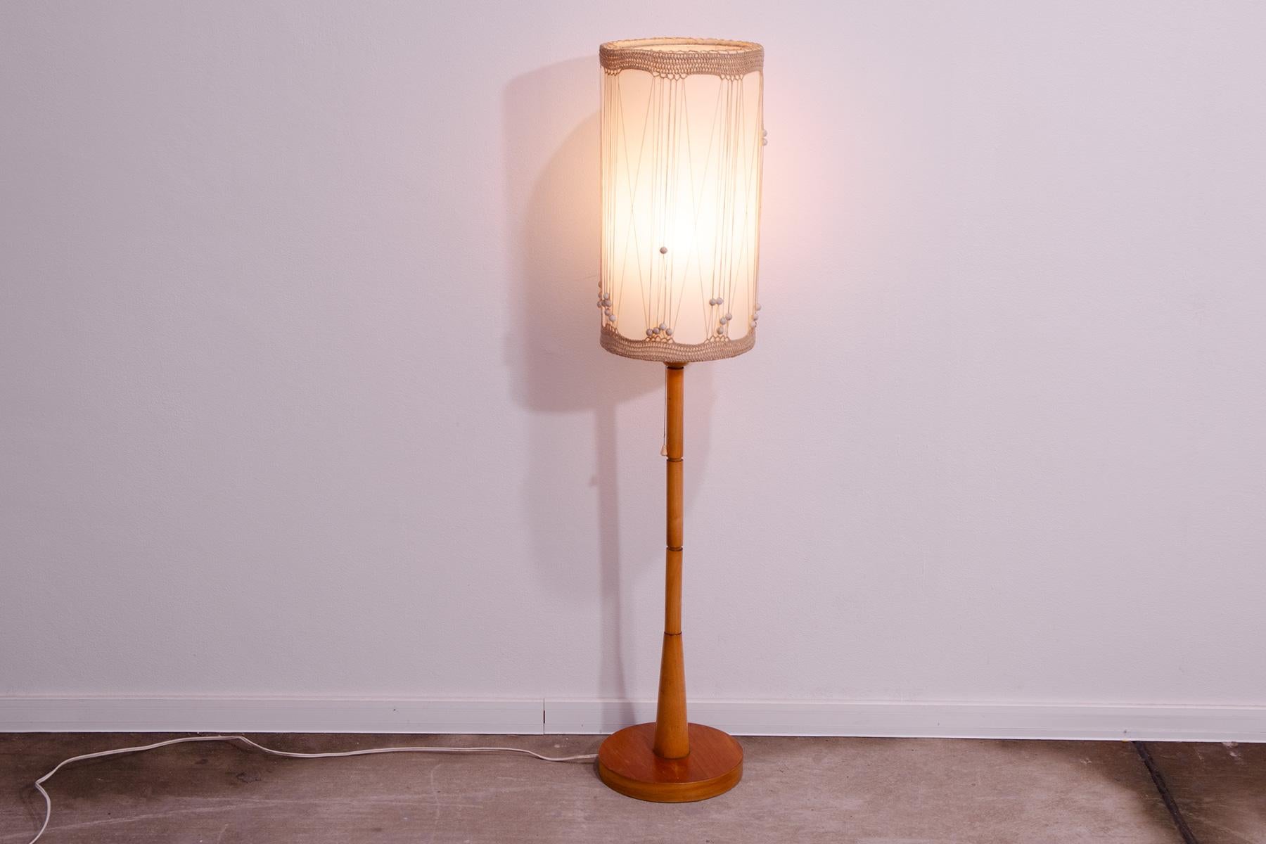 This Scandinavian style floor lamp is made of beech with fabric lampshade.
Made in the 1970´s in the former Czechoslovakia,

In very good condition, one E27 bulb, UP to 250 V.

 

Height: 120 cm

width: 26 cm

Depth: 24 cm