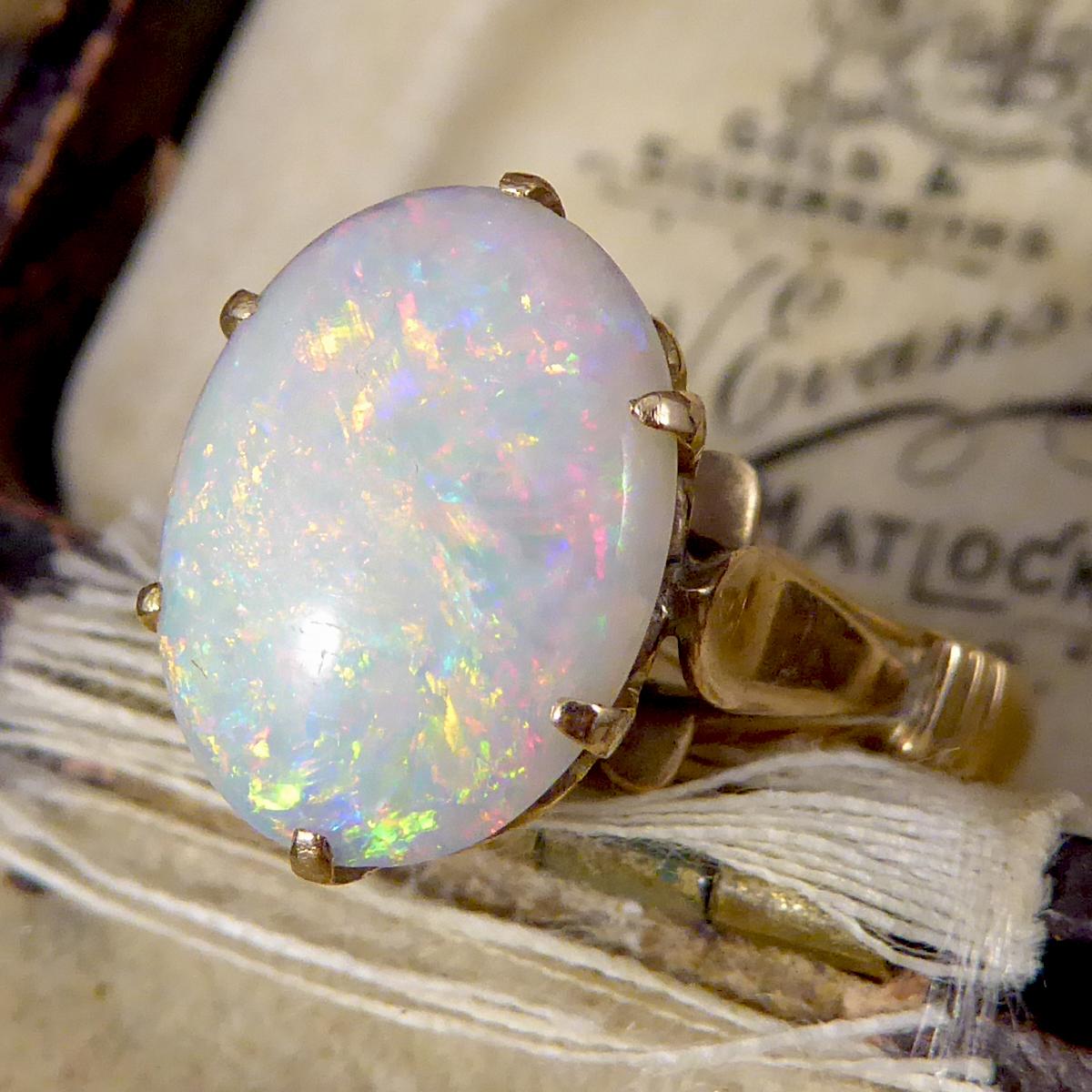 Vintage Single Oval Opal Ring in 9 Carat Yellow Gold with Heart Detailed Gallery In Good Condition In Yorkshire, West Yorkshire