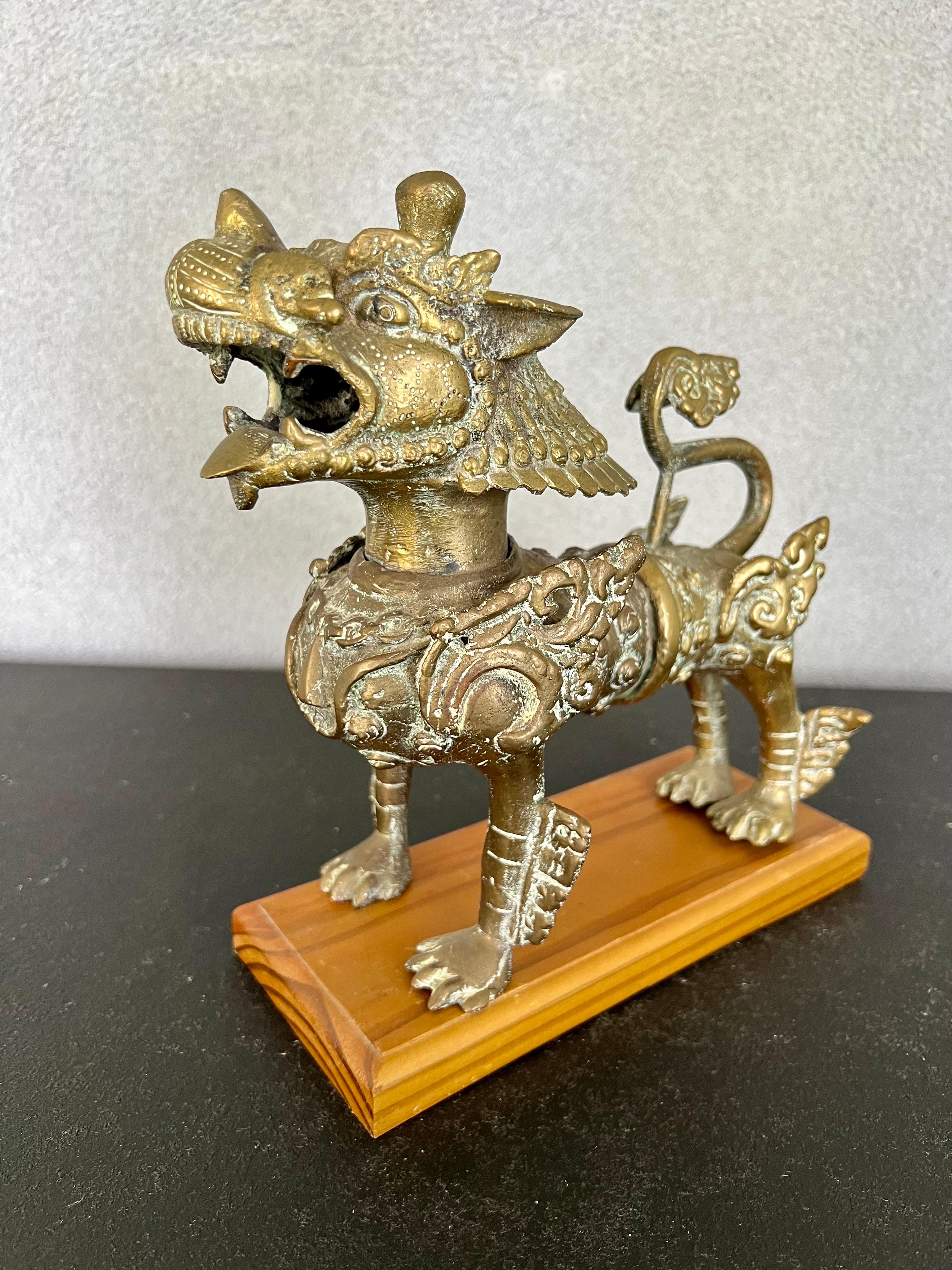 Chinoiserie Vintage Single Solid Bronze Tibetan Foo Dog/Lion Sculpture For Sale