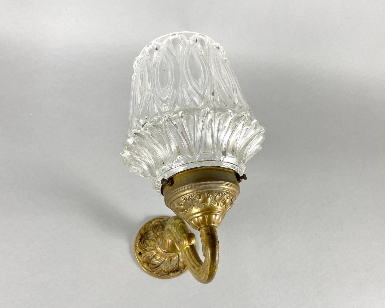 Late 20th Century Vintage Single Wall Mount Sconce in Bronze Fitting and Glass Shade For Sale