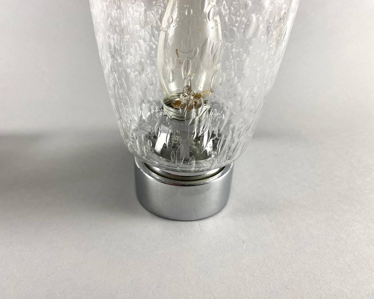 Vintage Single Wall Sconce Cracked Glass Wall Lamp with Brass Fixture In Excellent Condition For Sale In Bastogne, BE
