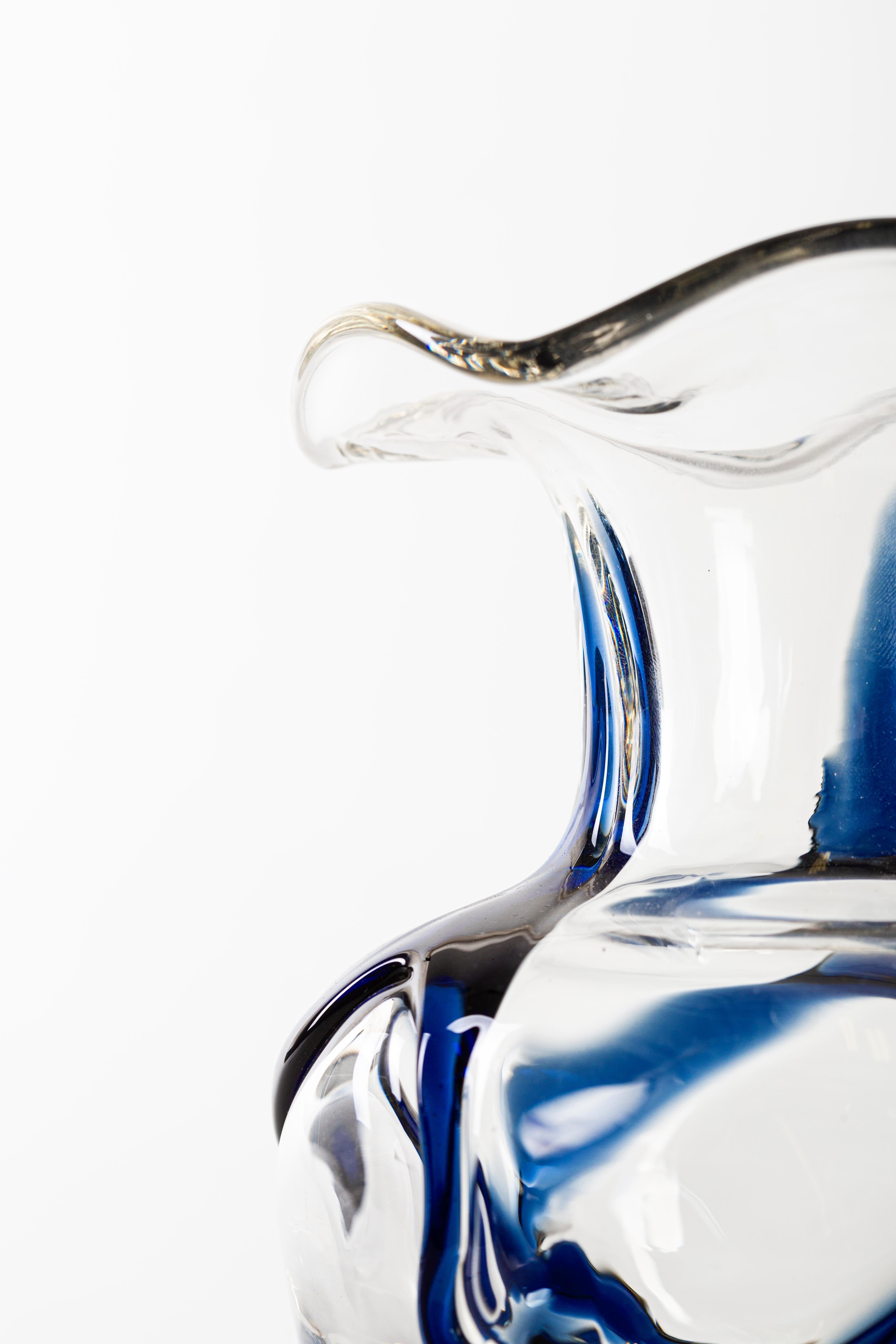 Die gewundene Vase ist ein originelles dekoratives Objekt, das in den 1950er Jahren in Österreich hergestellt wurde.

Sehr schöne Glasvase mit Dekoration in unregelmäßigem Relief in blauer Farbe. Ausgestellter und polylobed Kragen.